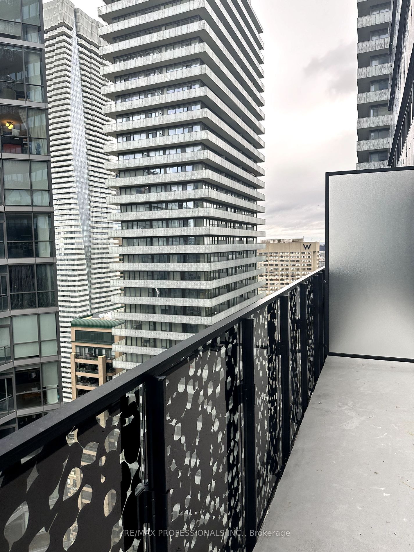 55 Charles St E, unit 4106 for rent