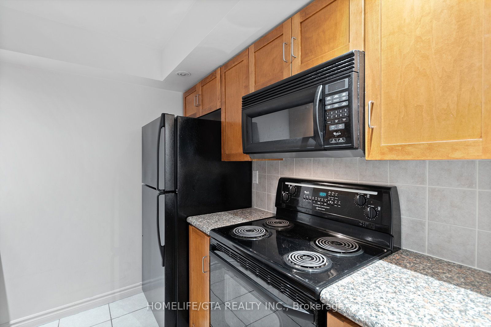 270 Wellington St W, unit 813 for rent