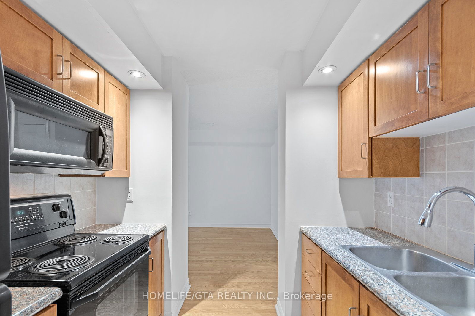 270 Wellington St W, unit 813 for rent