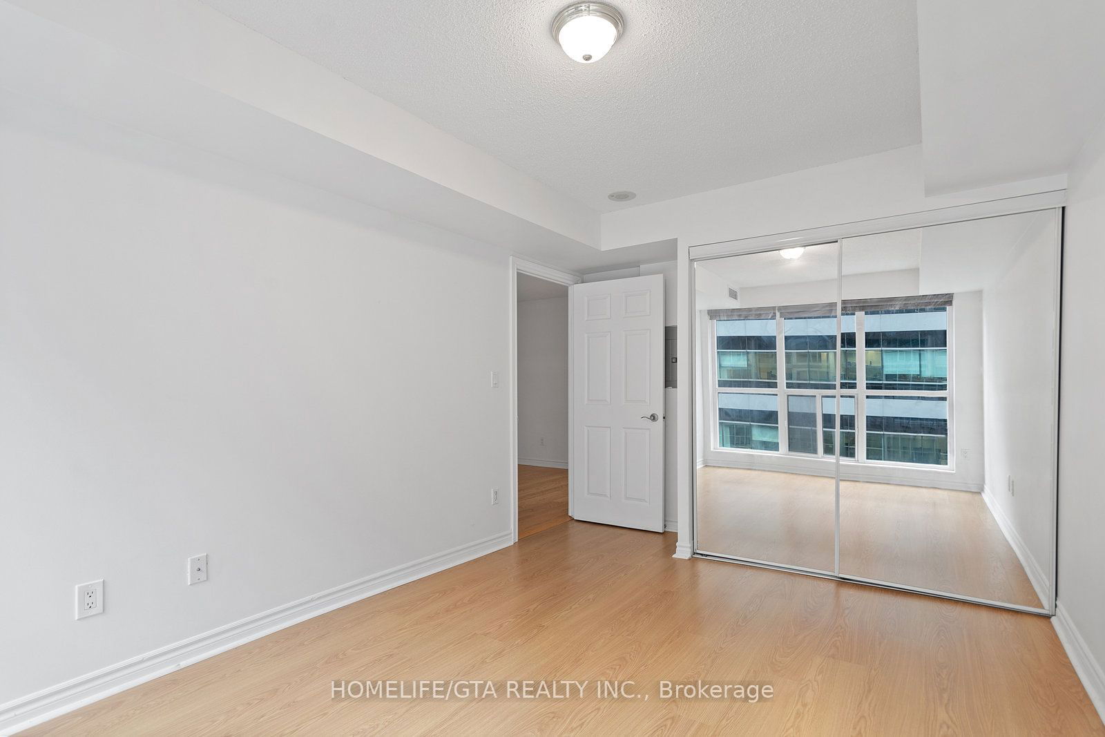 270 Wellington St W, unit 813 for rent