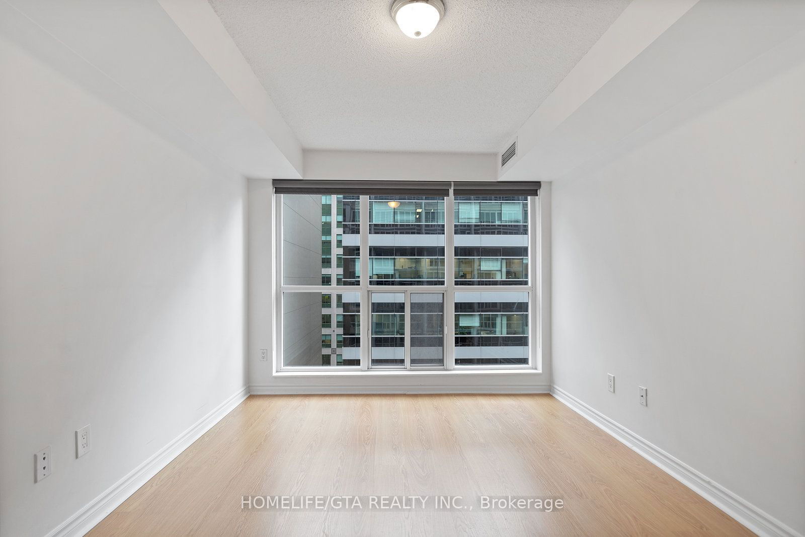 270 Wellington St W, unit 813 for rent