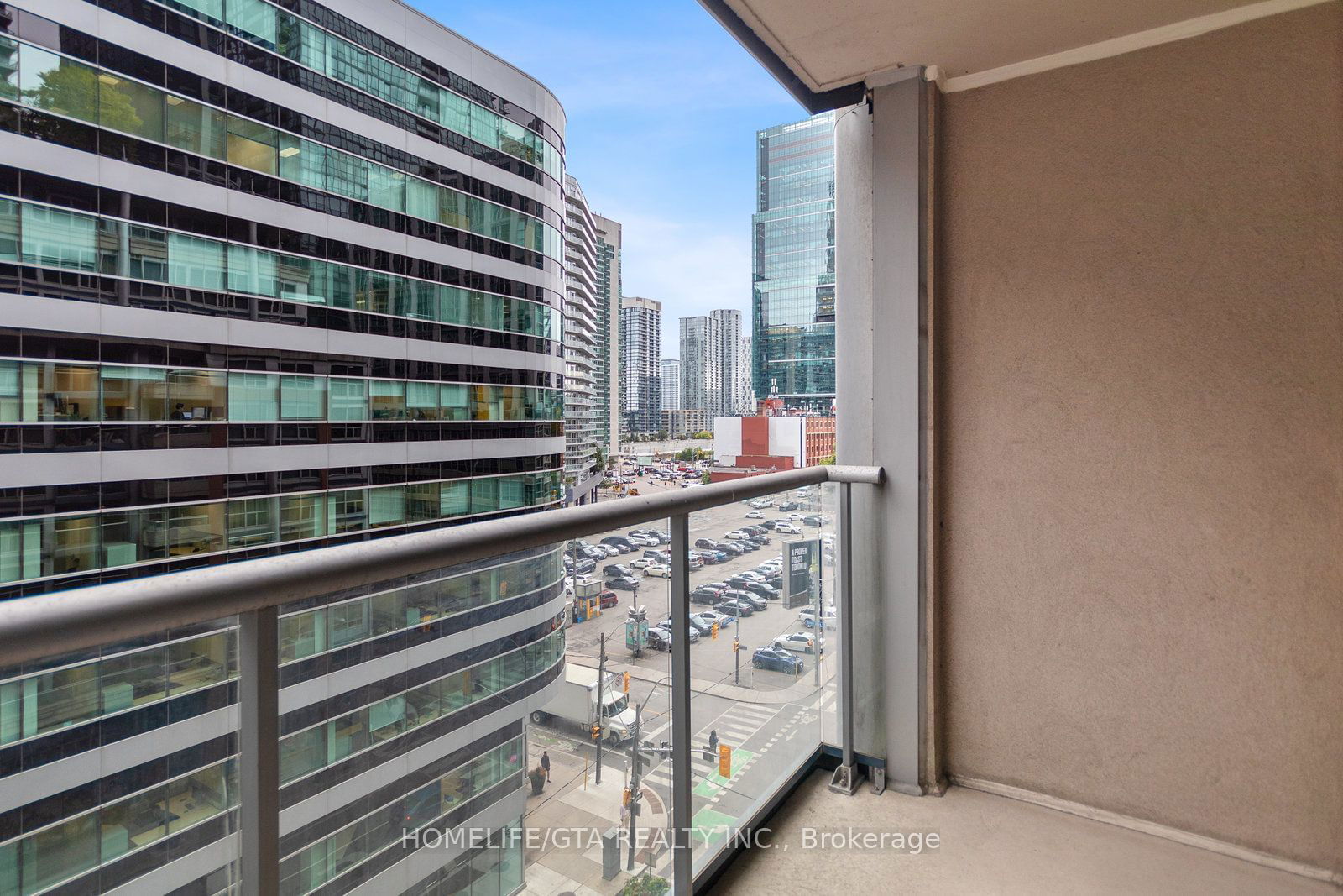 270 Wellington St W, unit 813 for rent