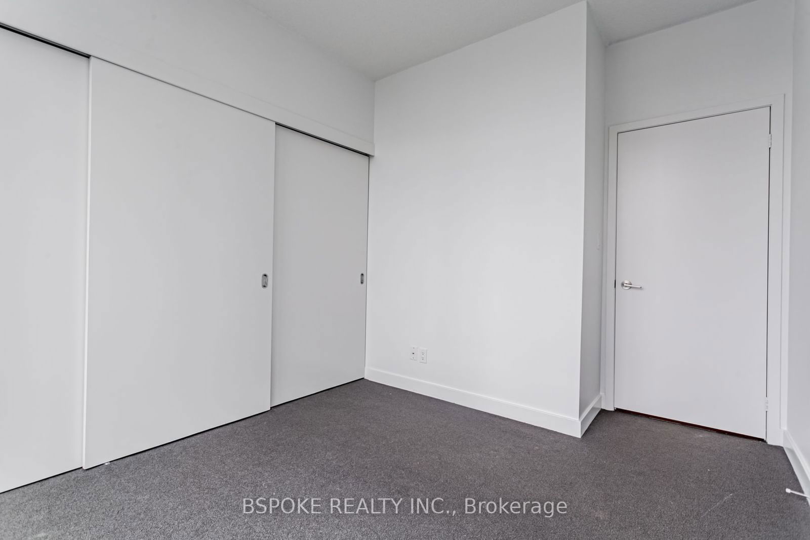 126 Simcoe St, unit 2104 for rent