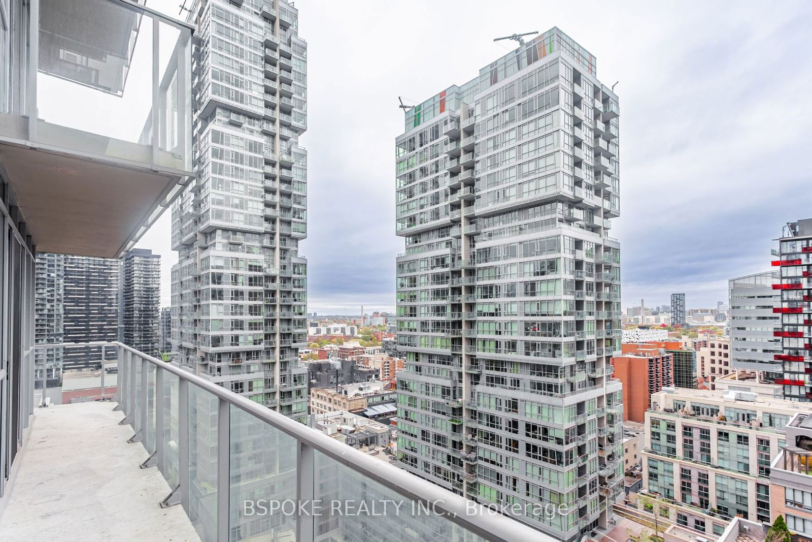 126 Simcoe St, unit 2104 for rent