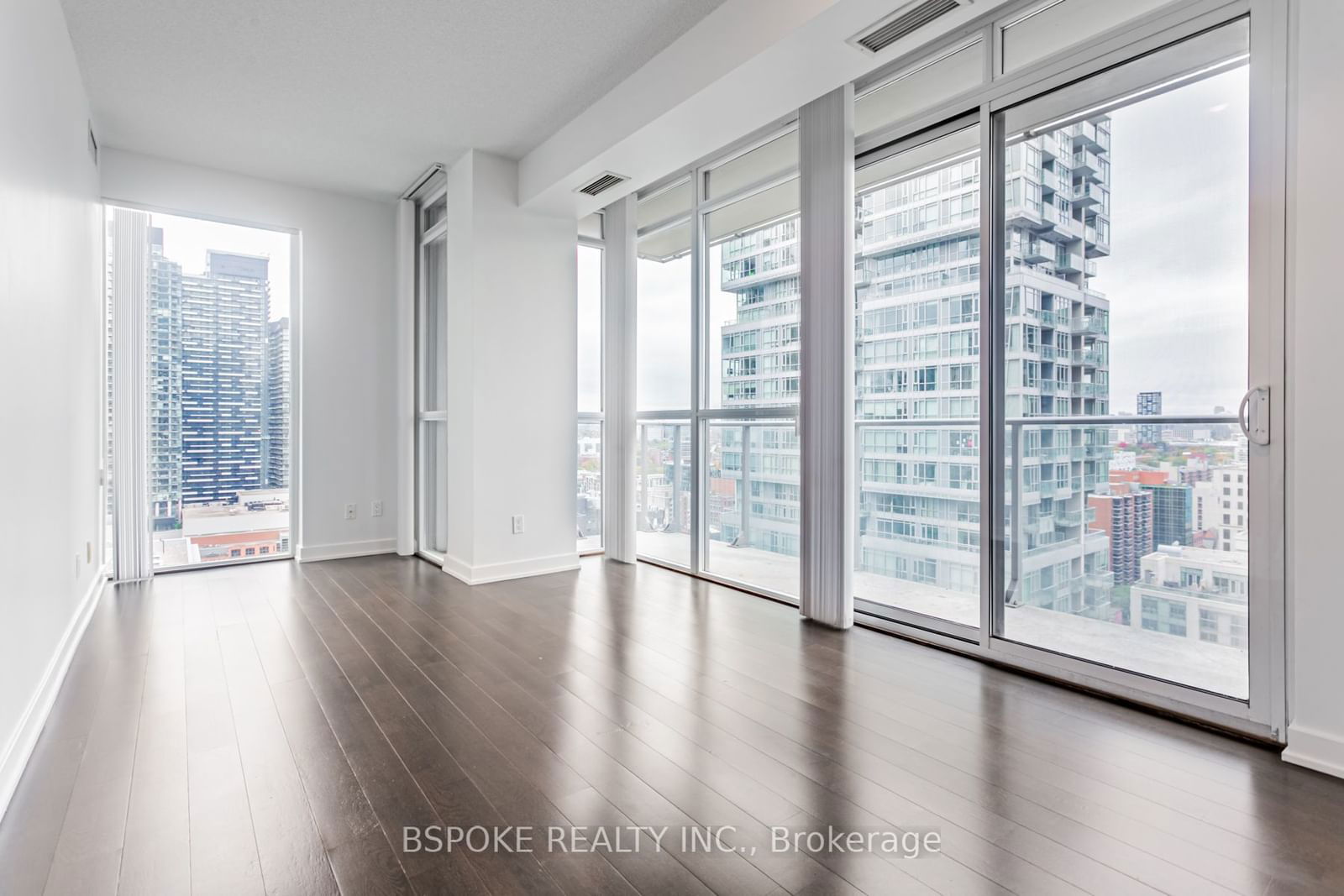 126 Simcoe St, unit 2104 for rent