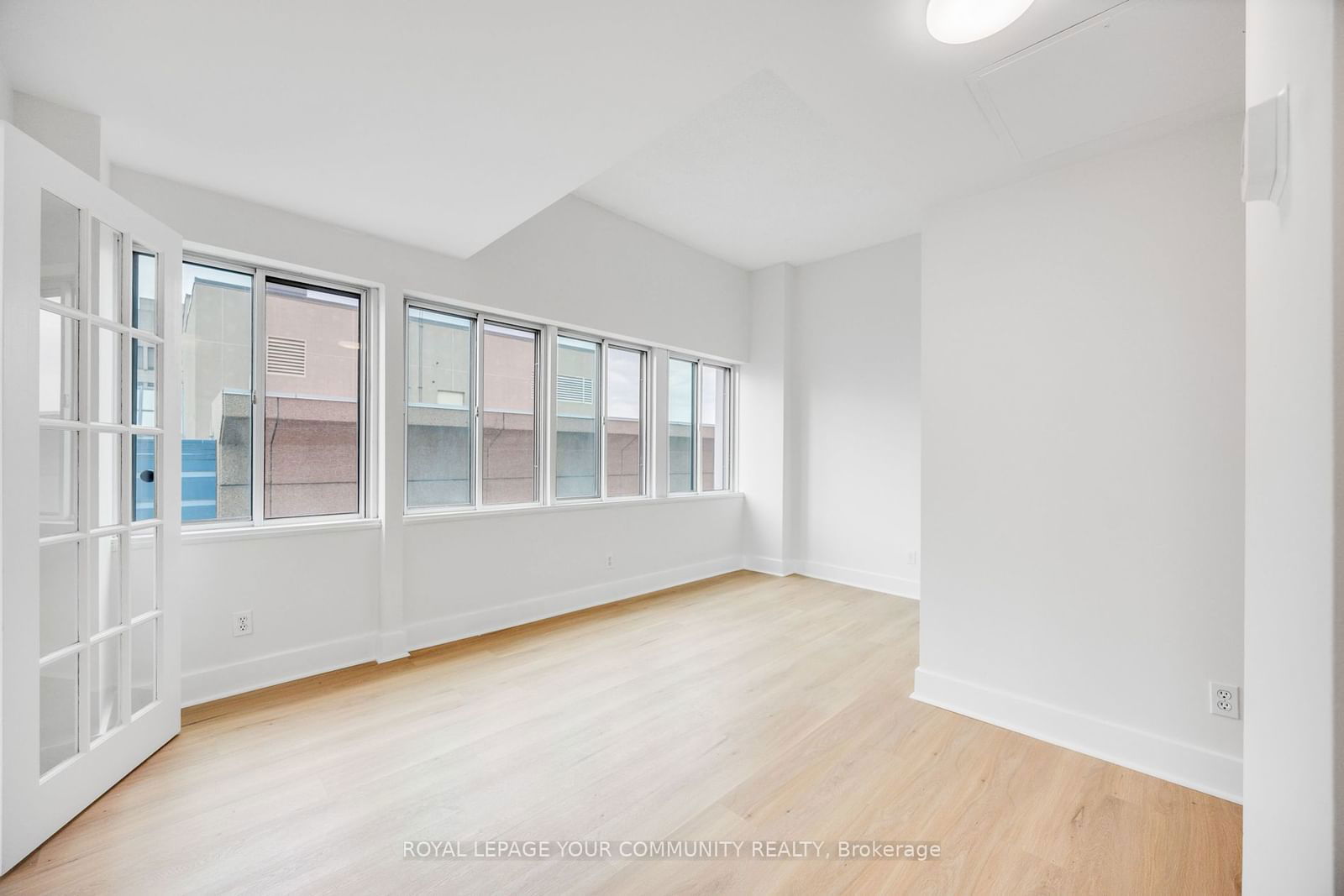 1901 Yonge St, unit 902 for sale