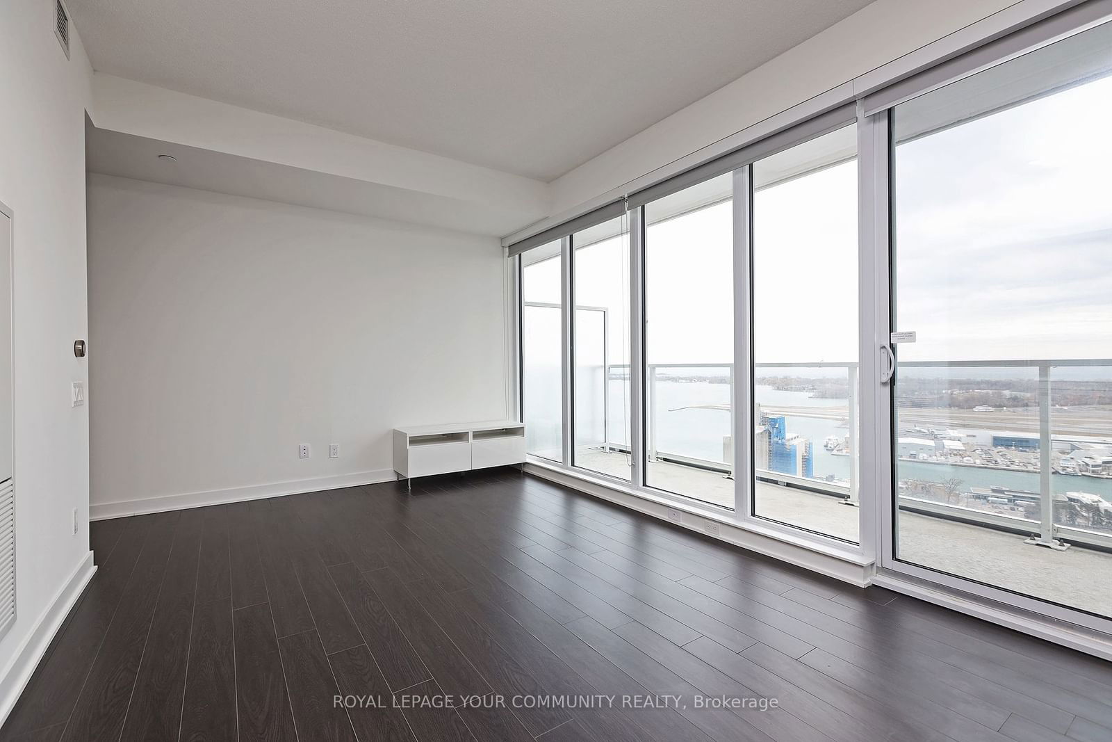 19 Bathurst St, unit 3512 for rent