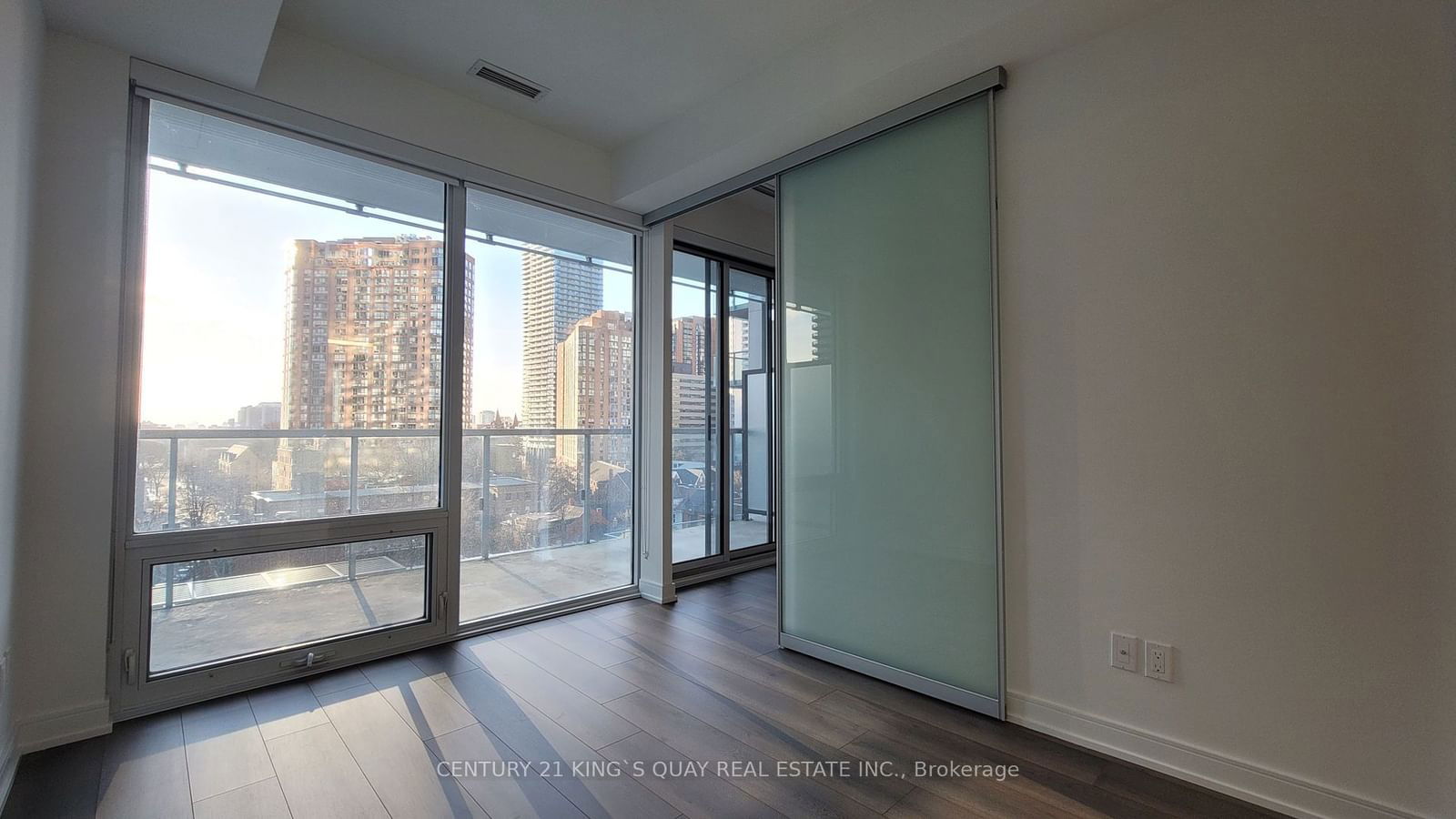 3 Gloucester St, unit 811 for rent