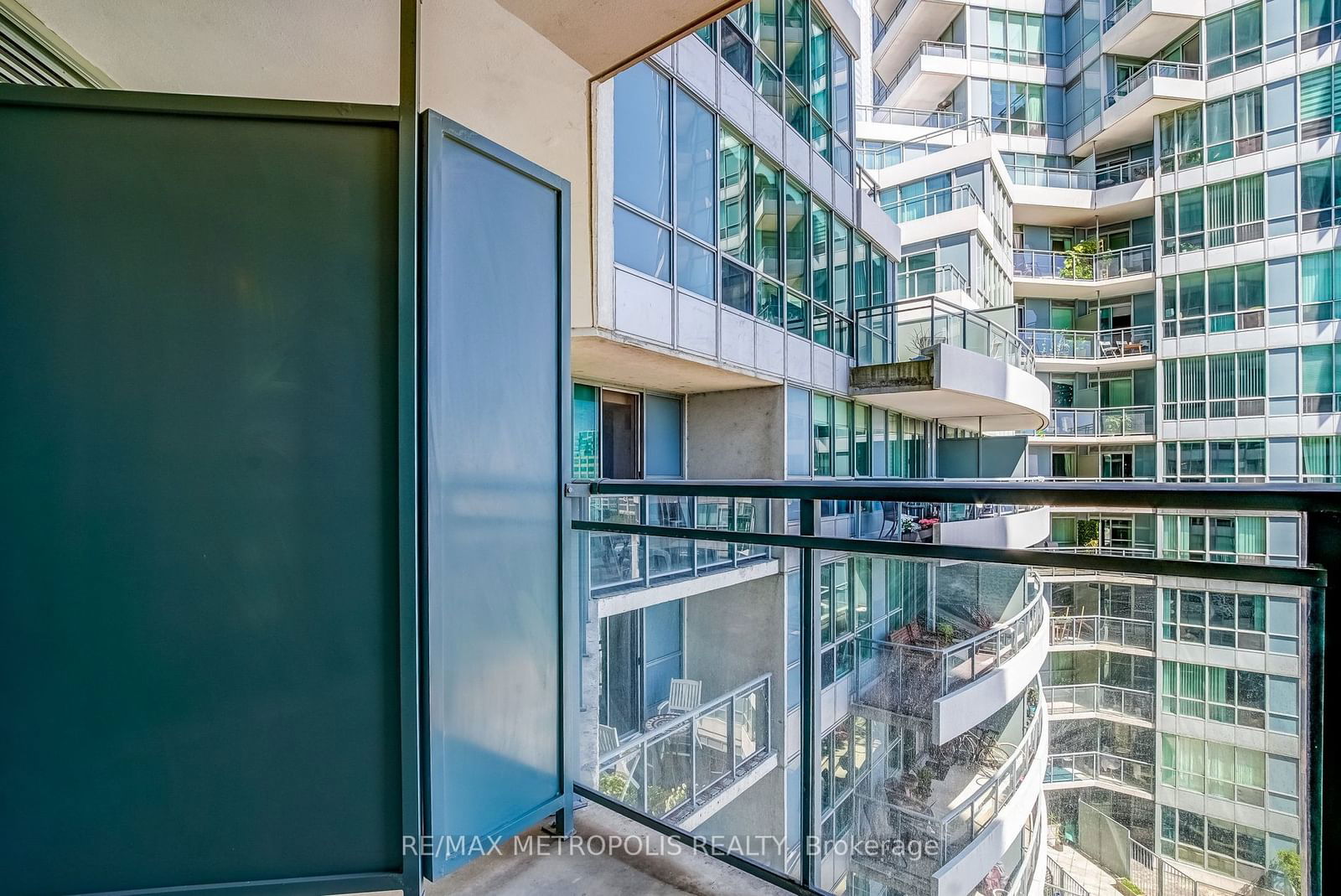 230 Queens Quay W, unit 820 for rent