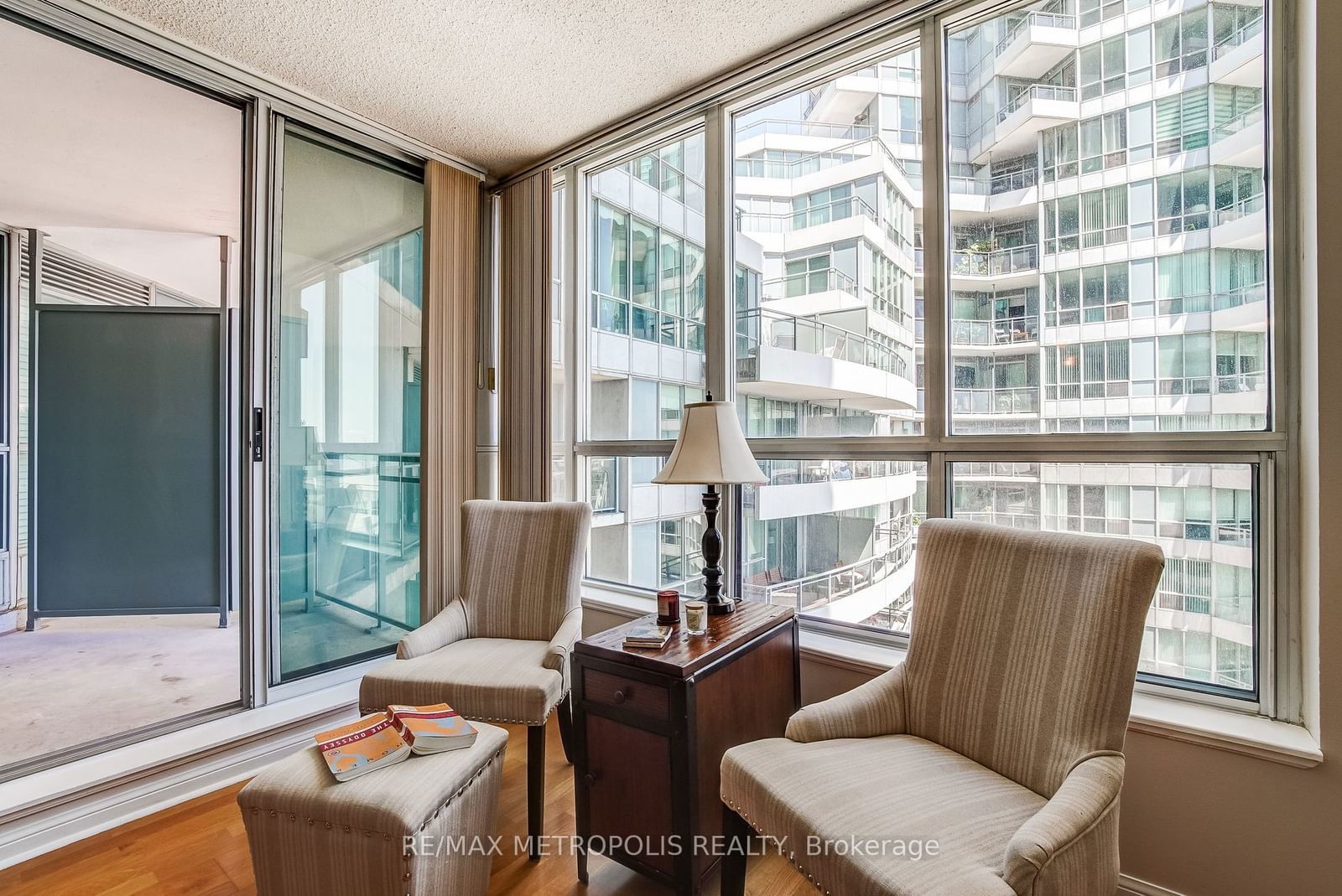 230 Queens Quay W, unit 820 for rent