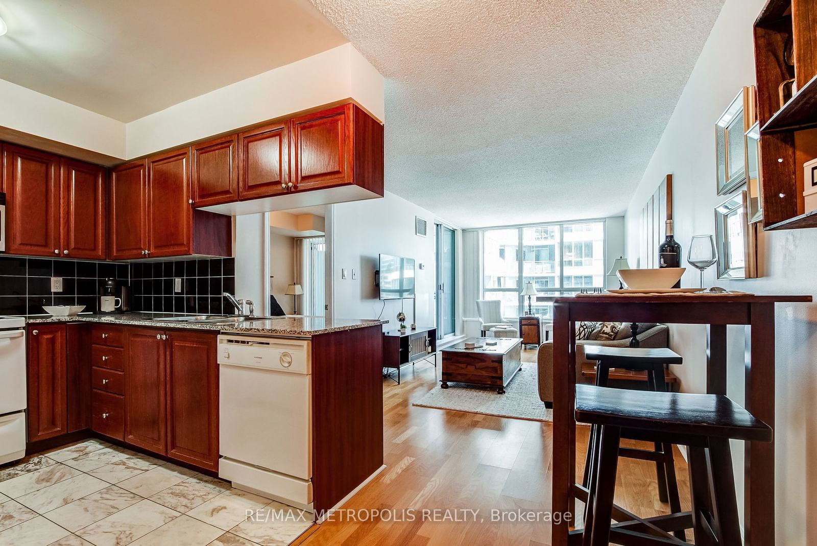 230 Queens Quay W, unit 820 for rent