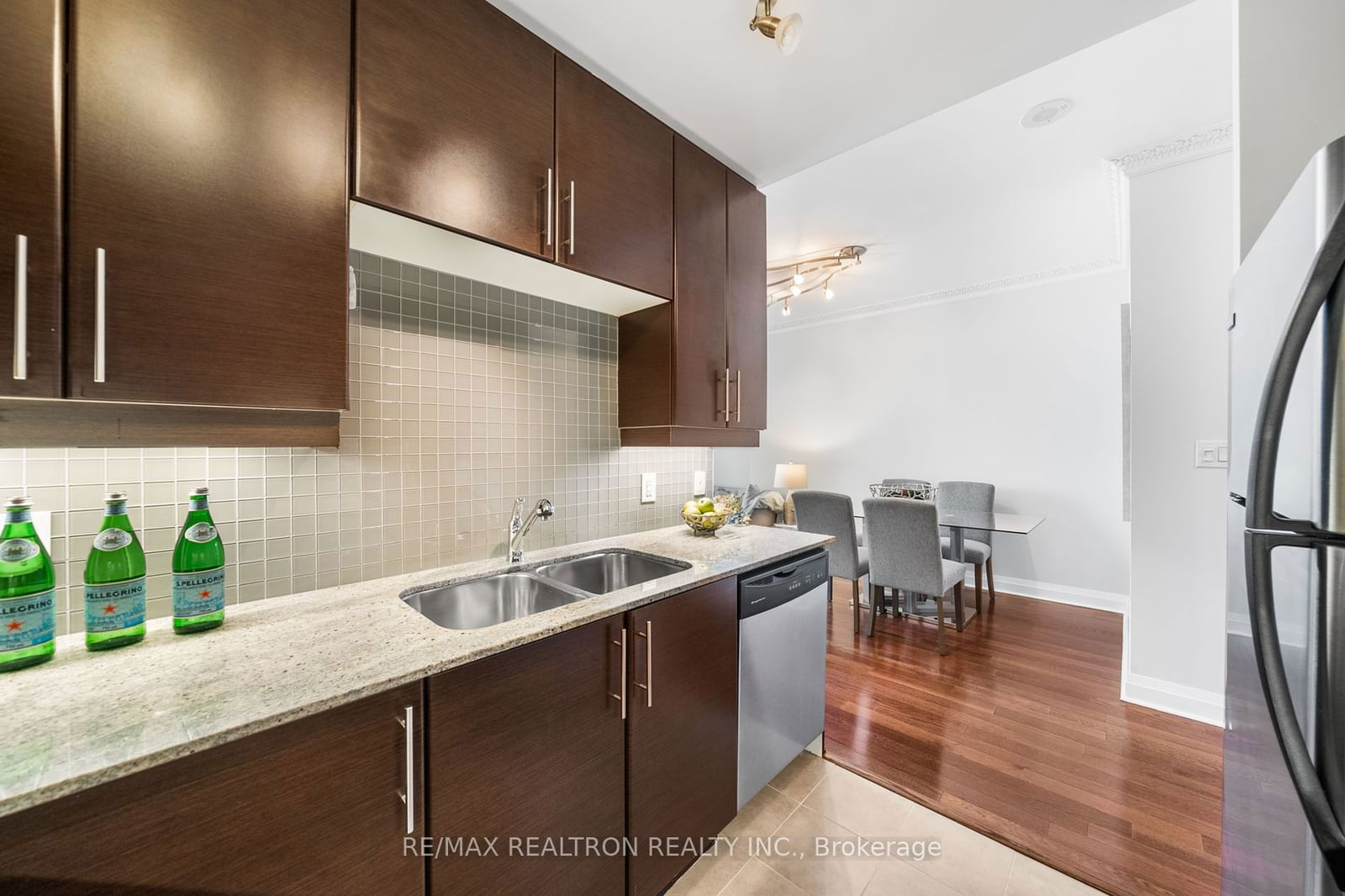 16 Harbour St W, unit 3701 for sale