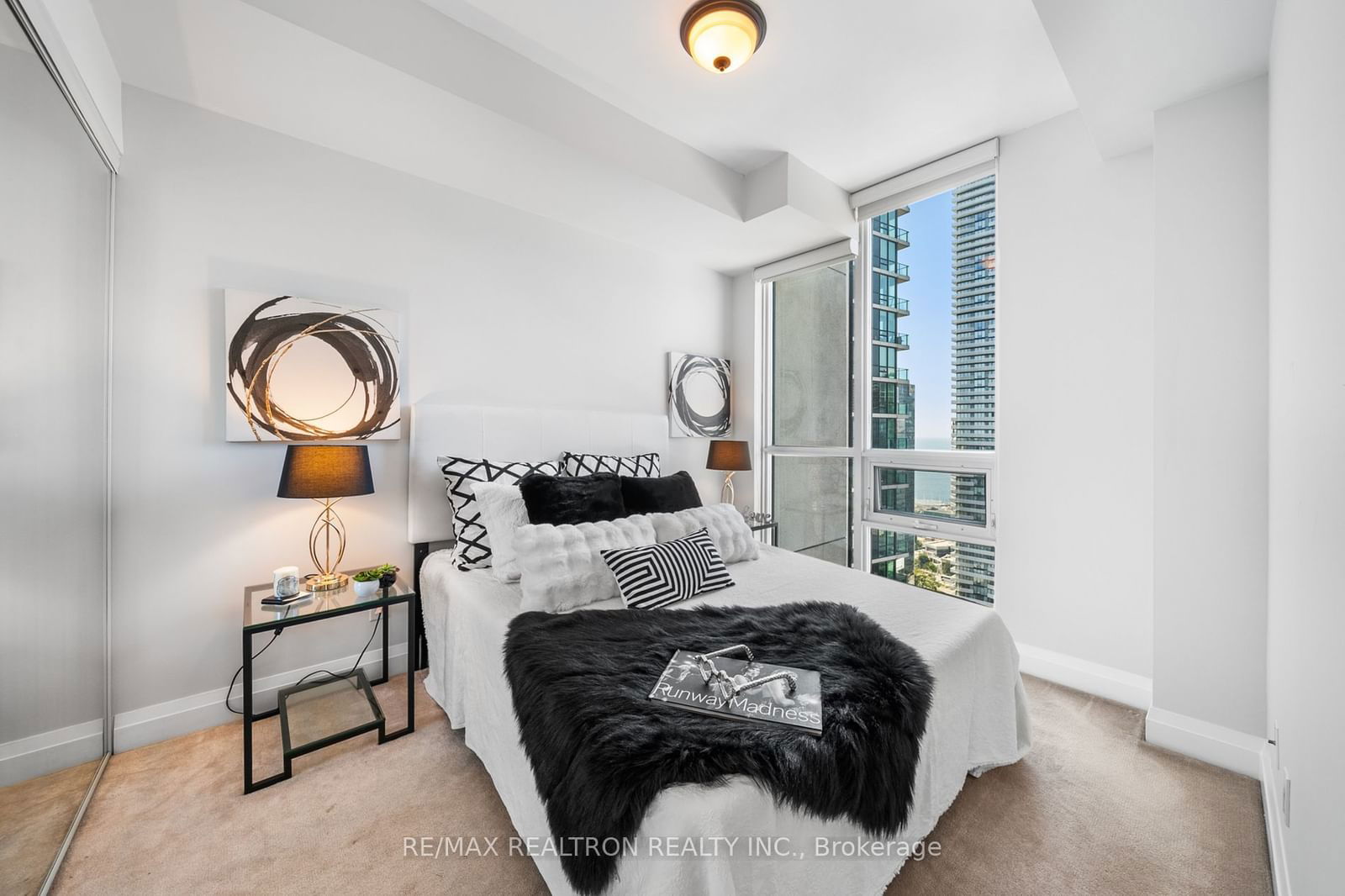 16 Harbour St W, unit 3701 for sale