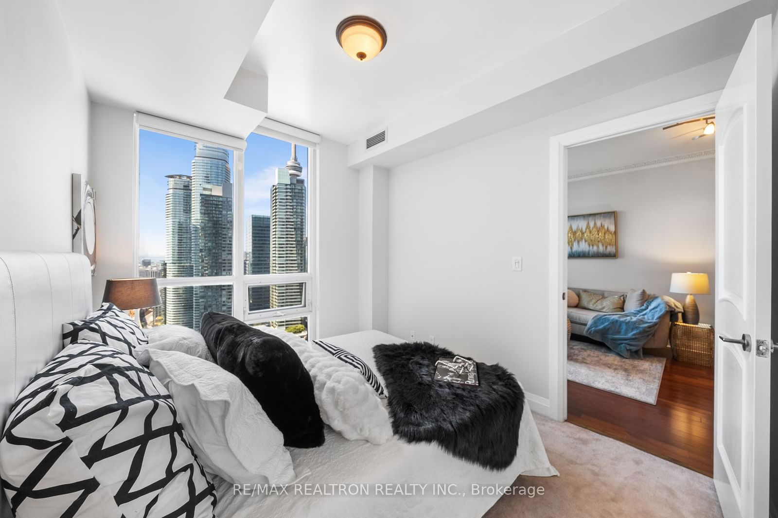 16 Harbour St W, unit 3701 for sale