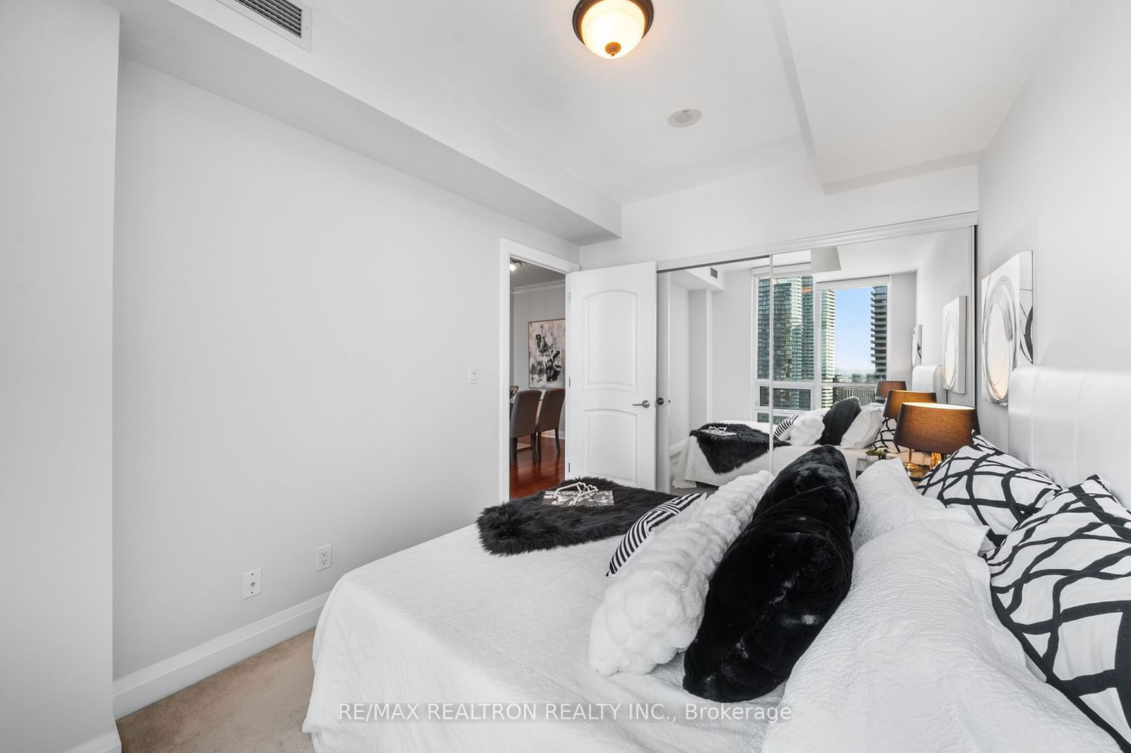 16 Harbour St W, unit 3701 for sale