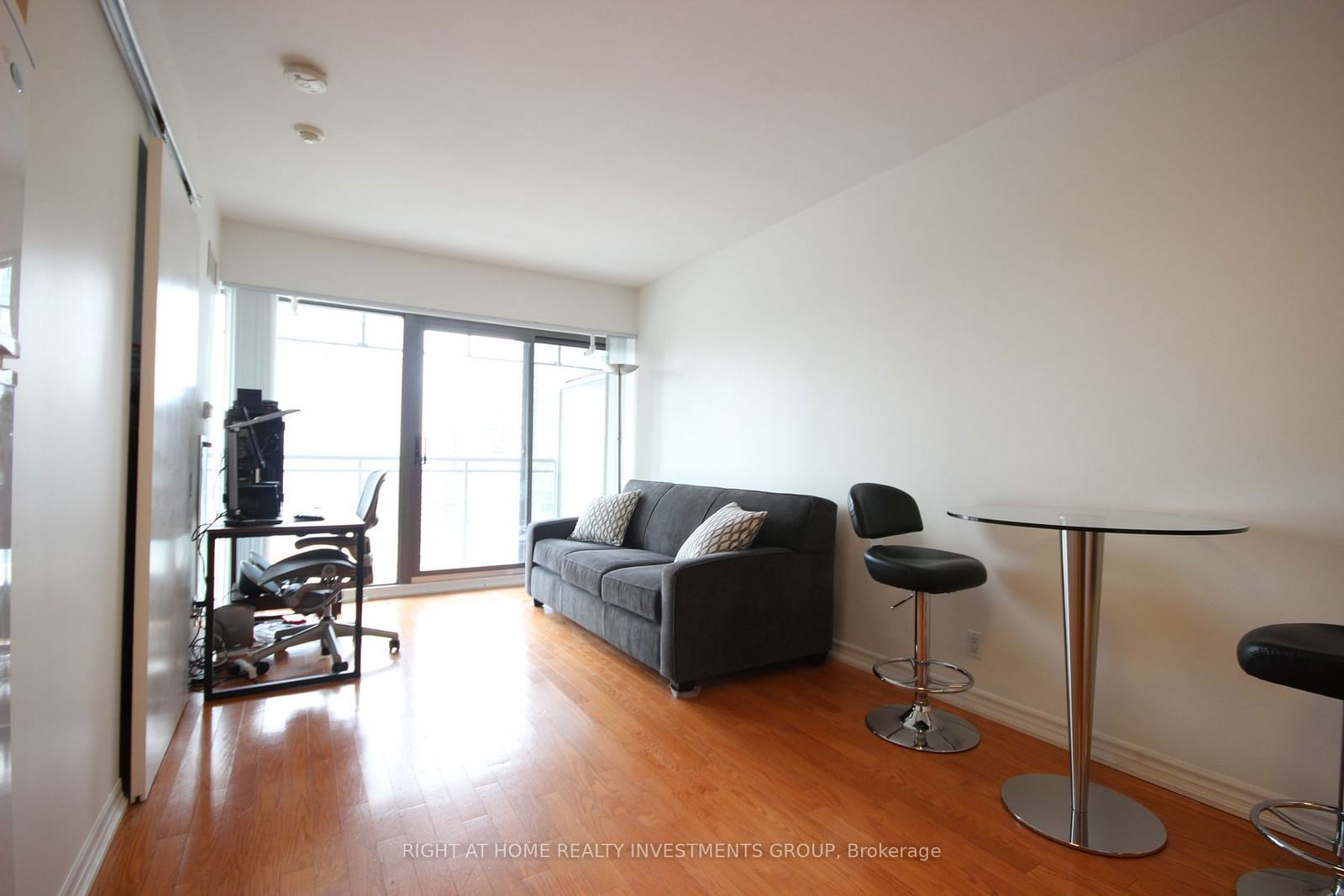 22 Wellesley St E, unit 2004 for rent