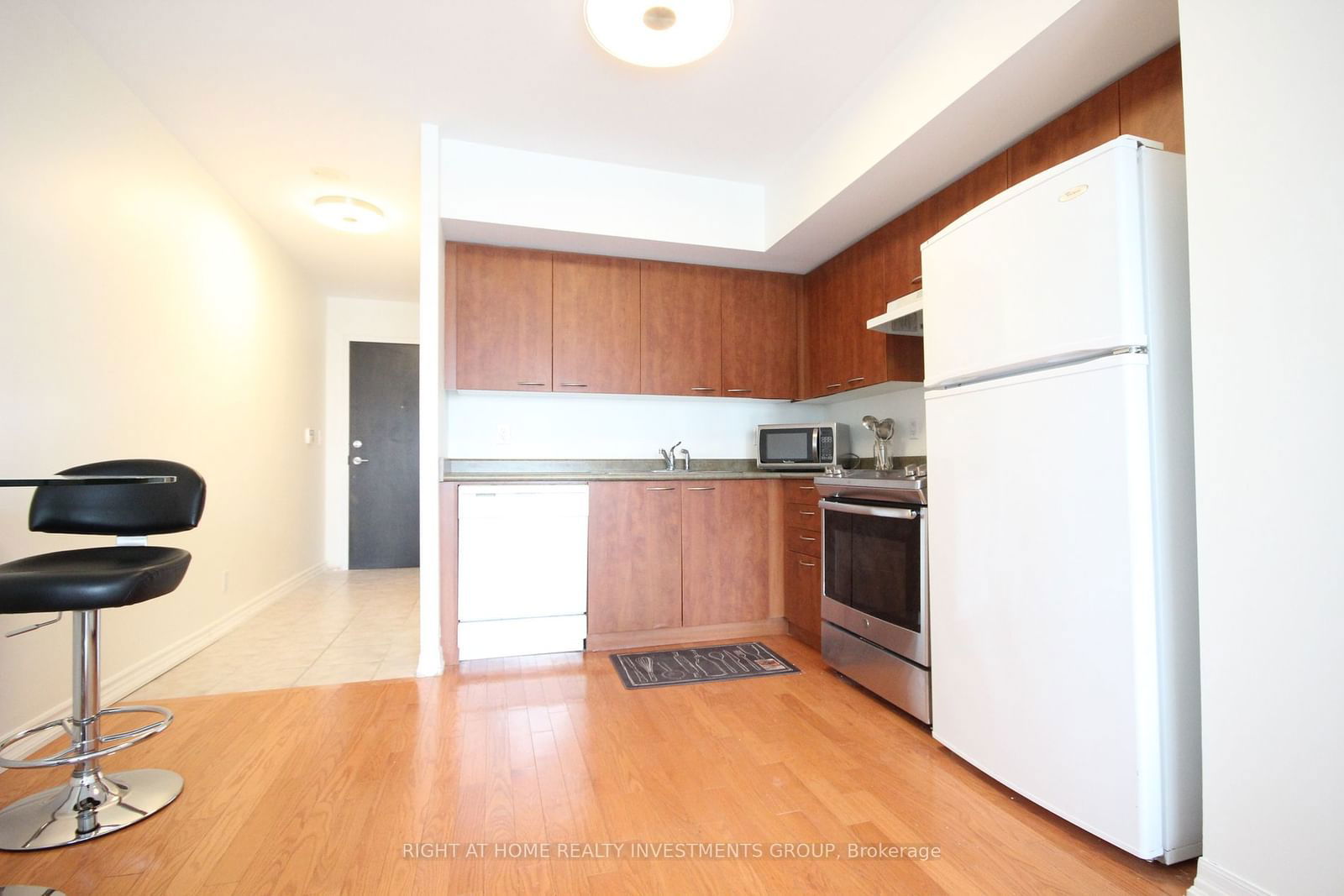 22 Wellesley St E, unit 2004 for rent