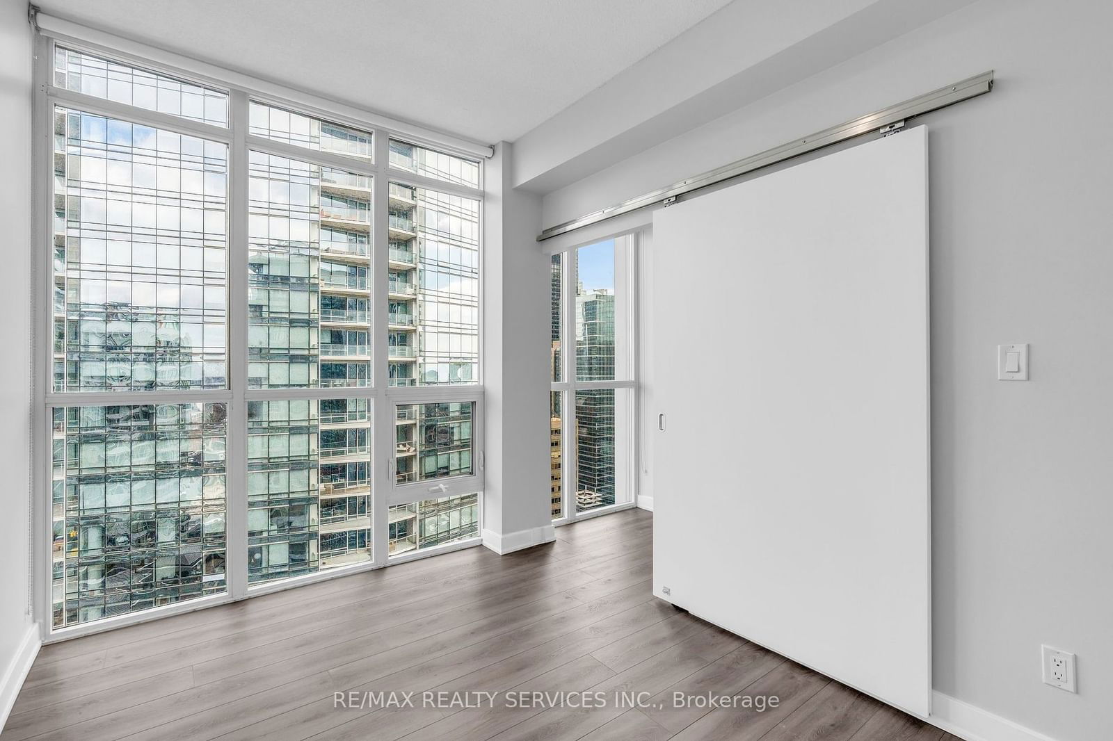 126 Simcoe St, unit 3008 for rent