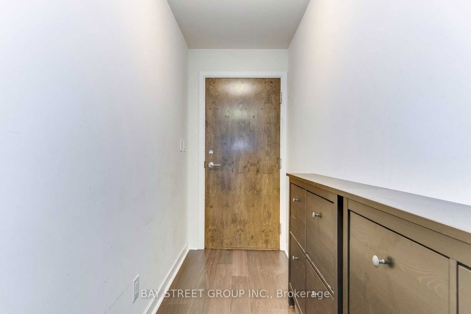 33 Bay St, unit 2704 for rent