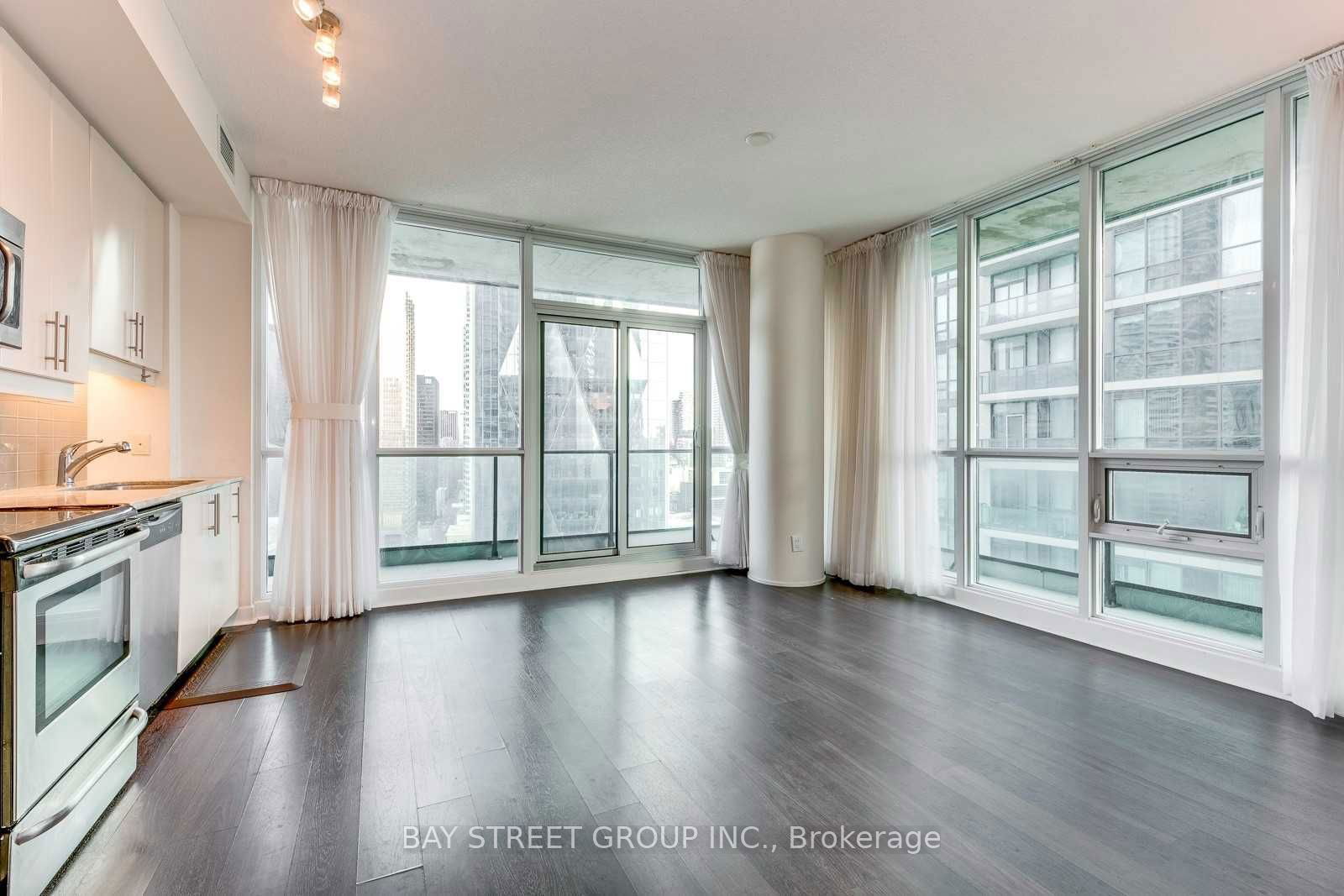 33 Bay St, unit 2704 for rent