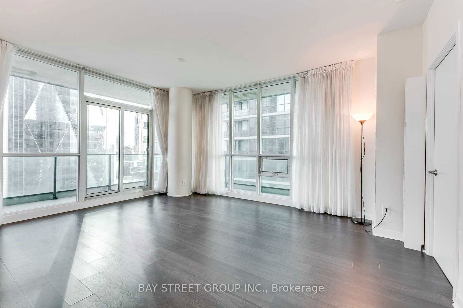 33 Bay St, unit 2704 for rent