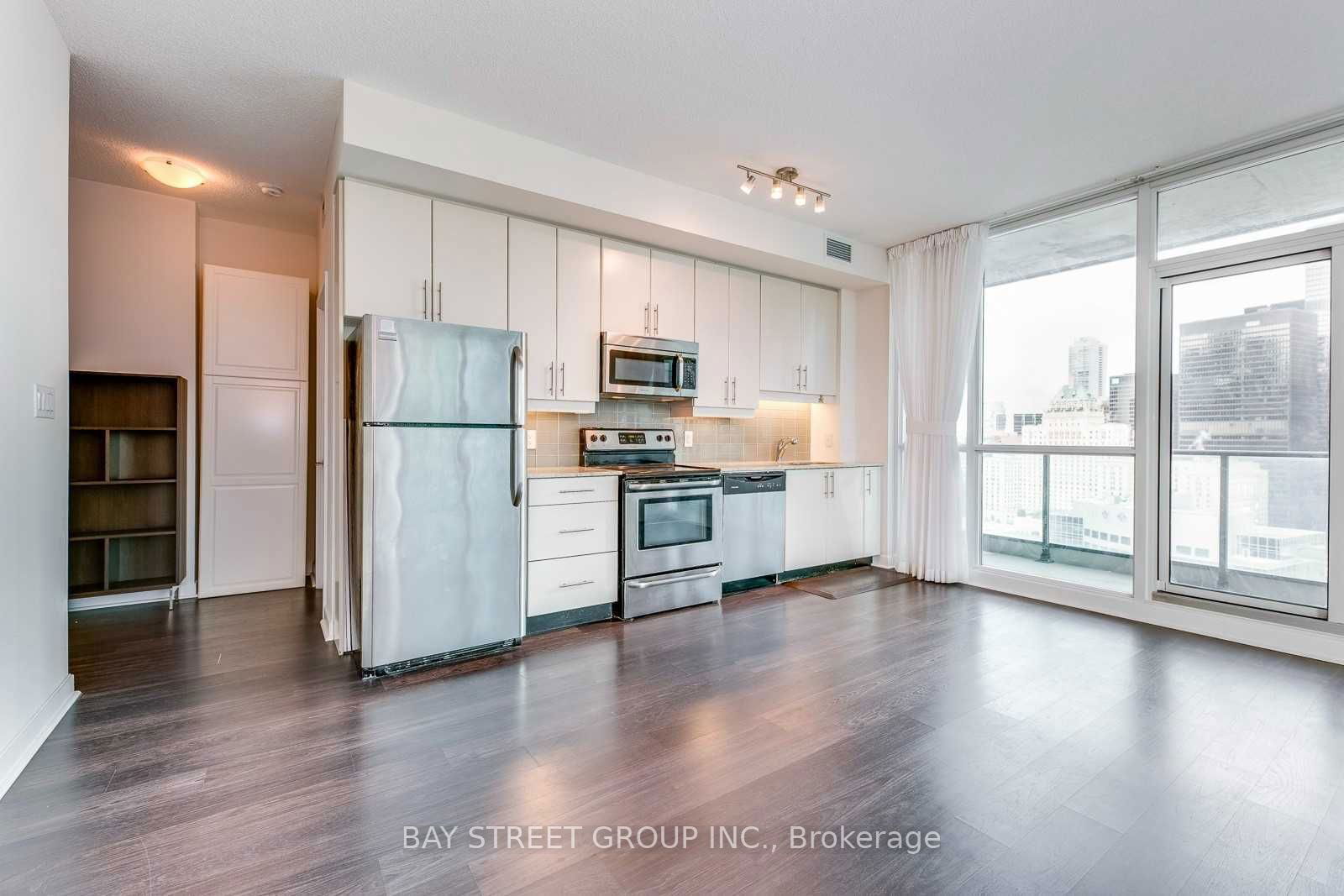 33 Bay St, unit 2704 for rent