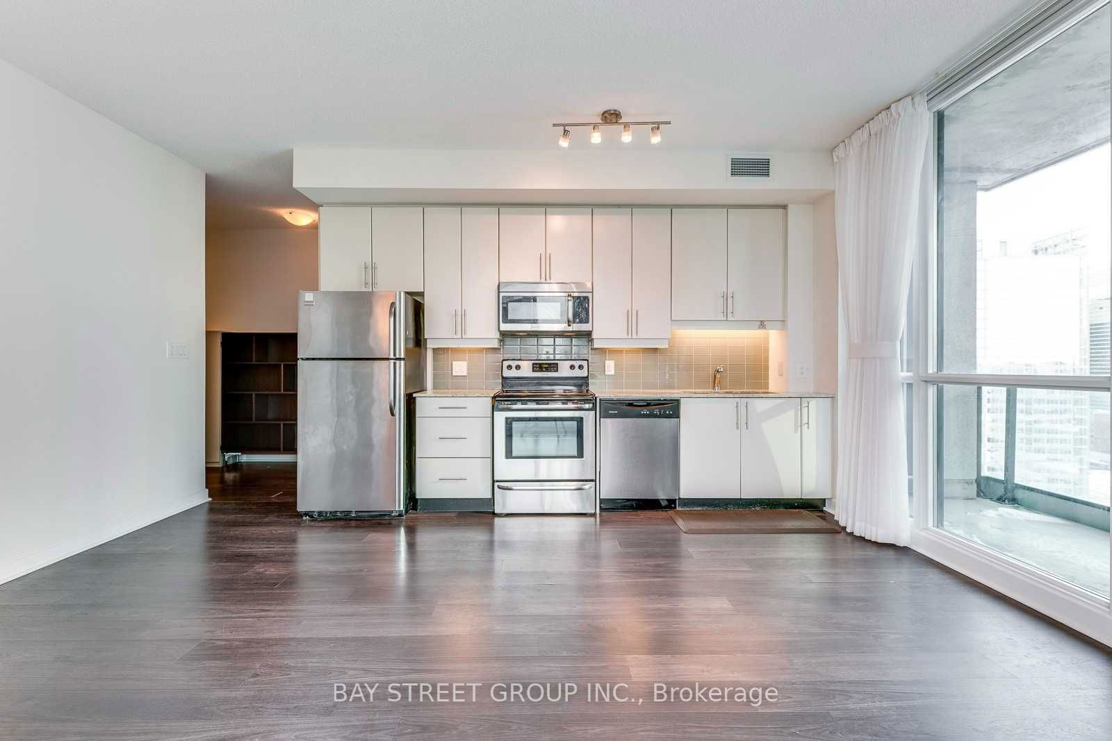 33 Bay St, unit 2704 for rent