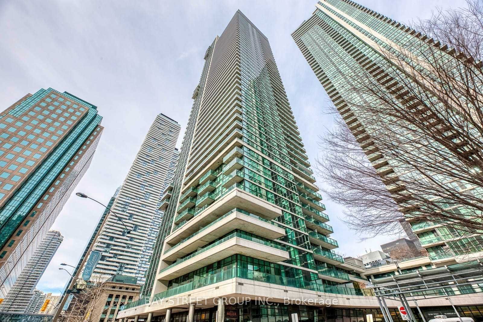 33 Bay St, unit 2704 for rent