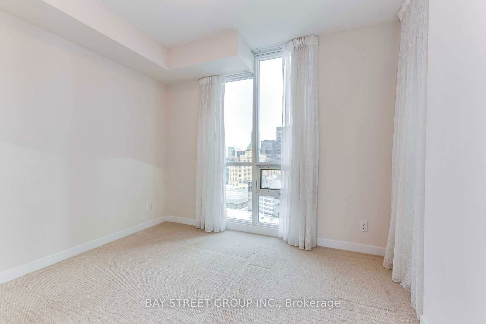 33 Bay St, unit 2704 for rent