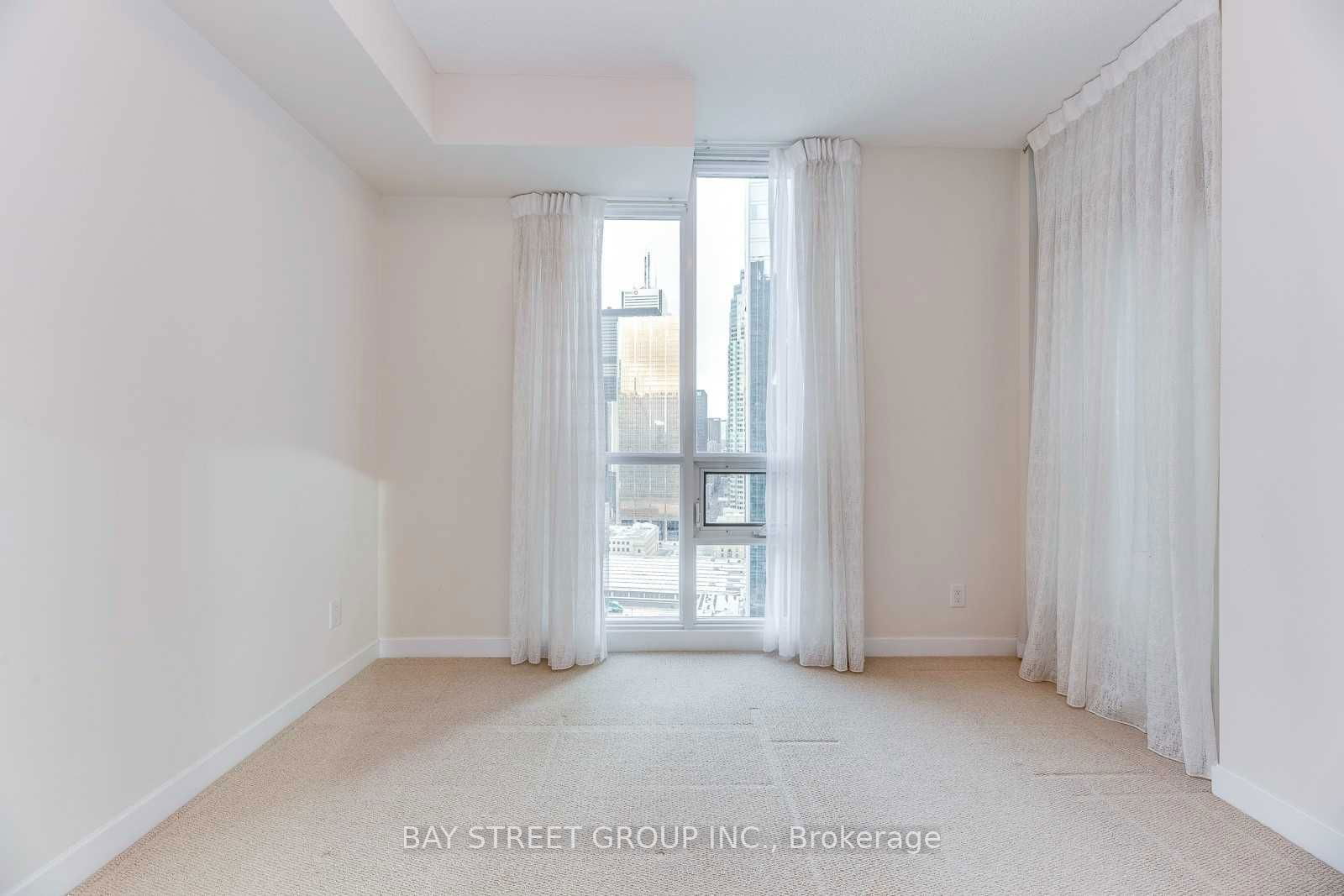 33 Bay St, unit 2704 for rent