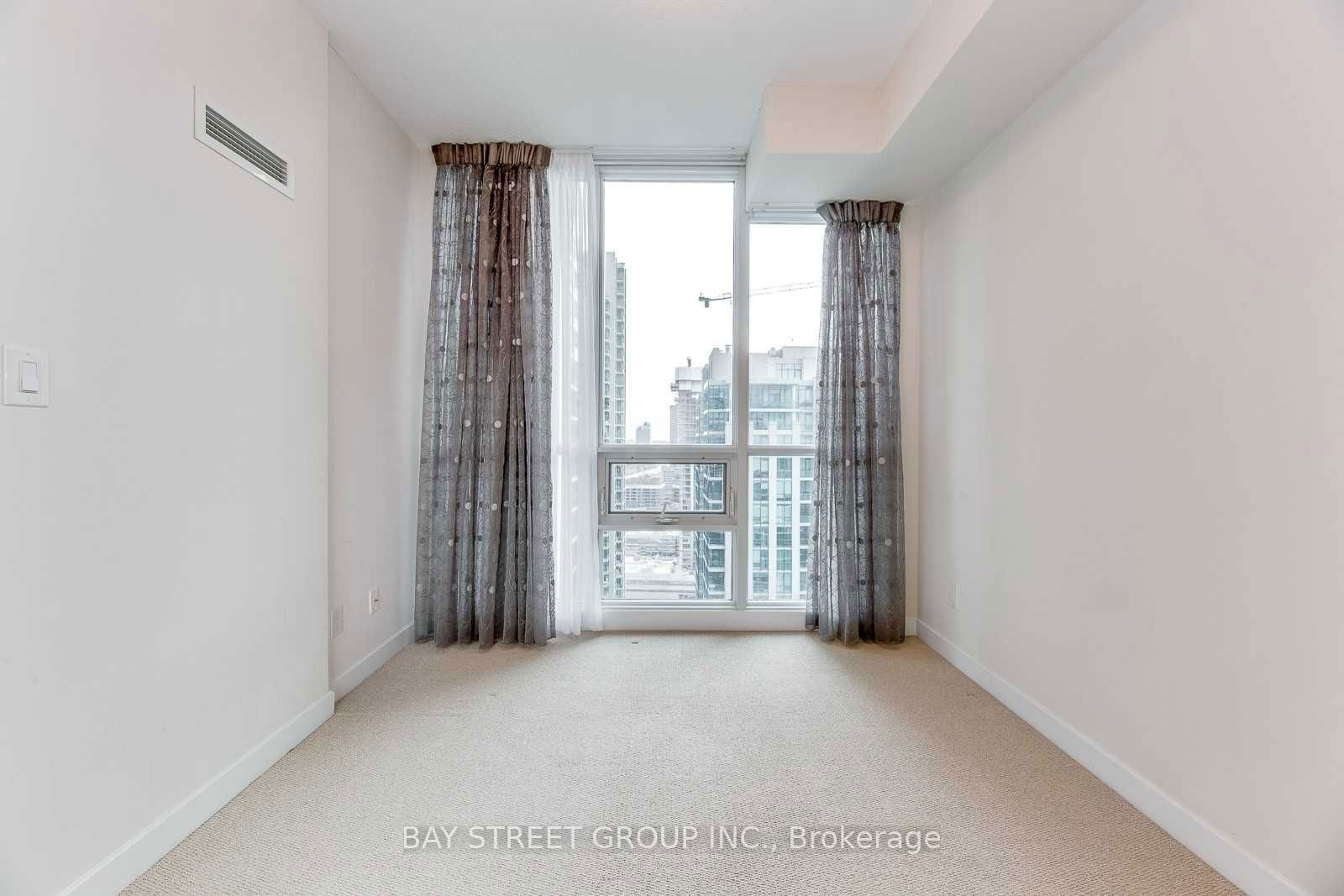 33 Bay St, unit 2704 for rent