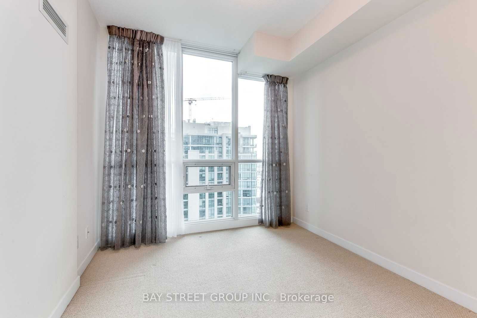 33 Bay St, unit 2704 for rent