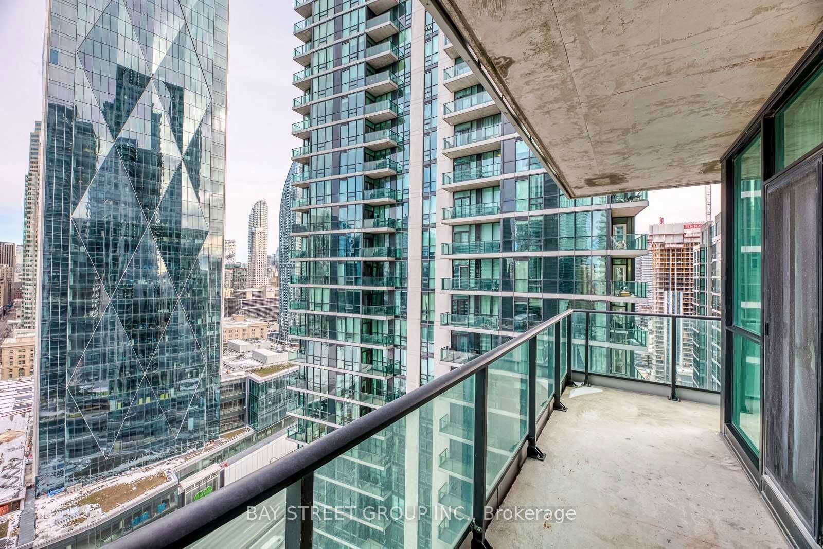 33 Bay St, unit 2704 for rent