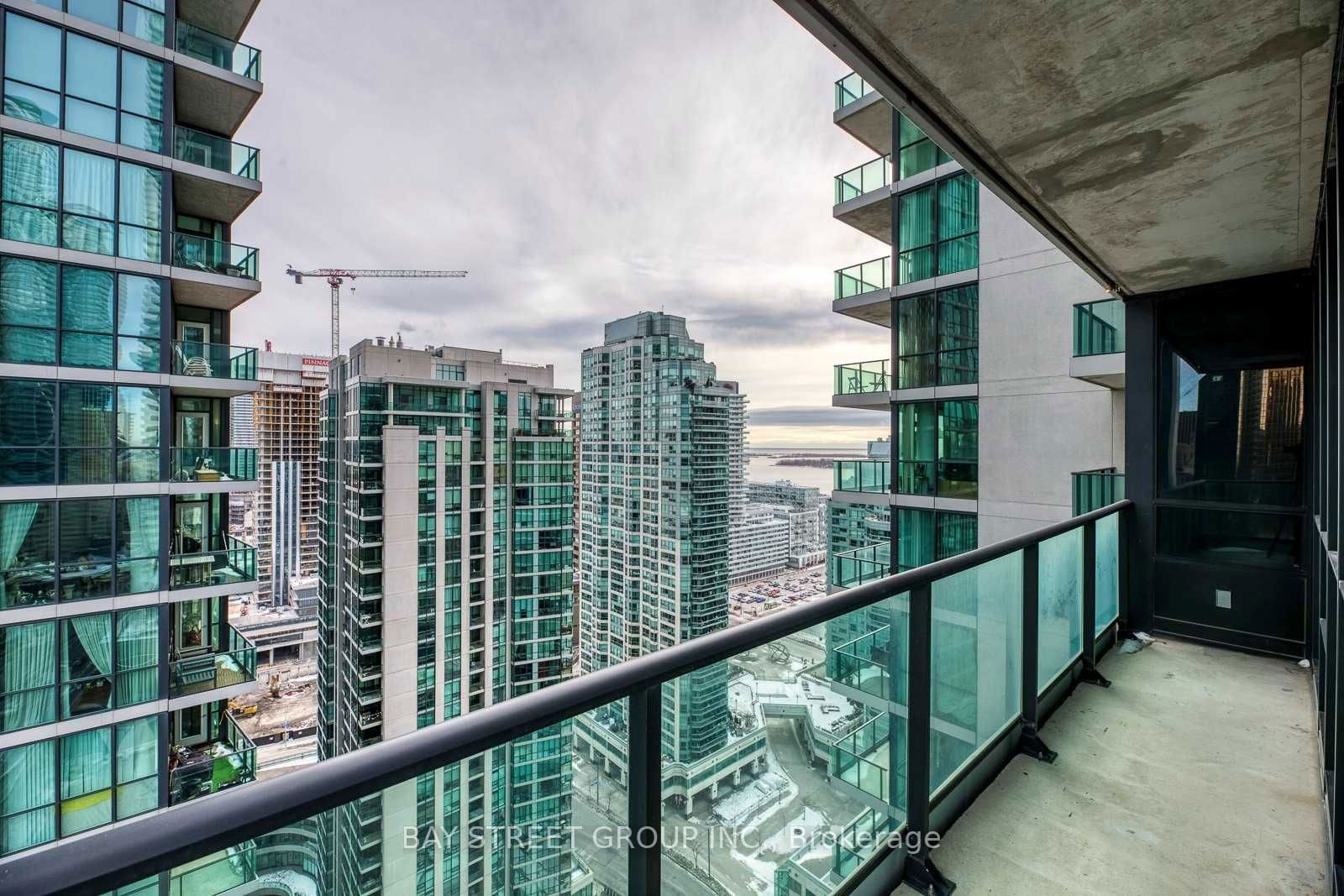 33 Bay St, unit 2704 for rent