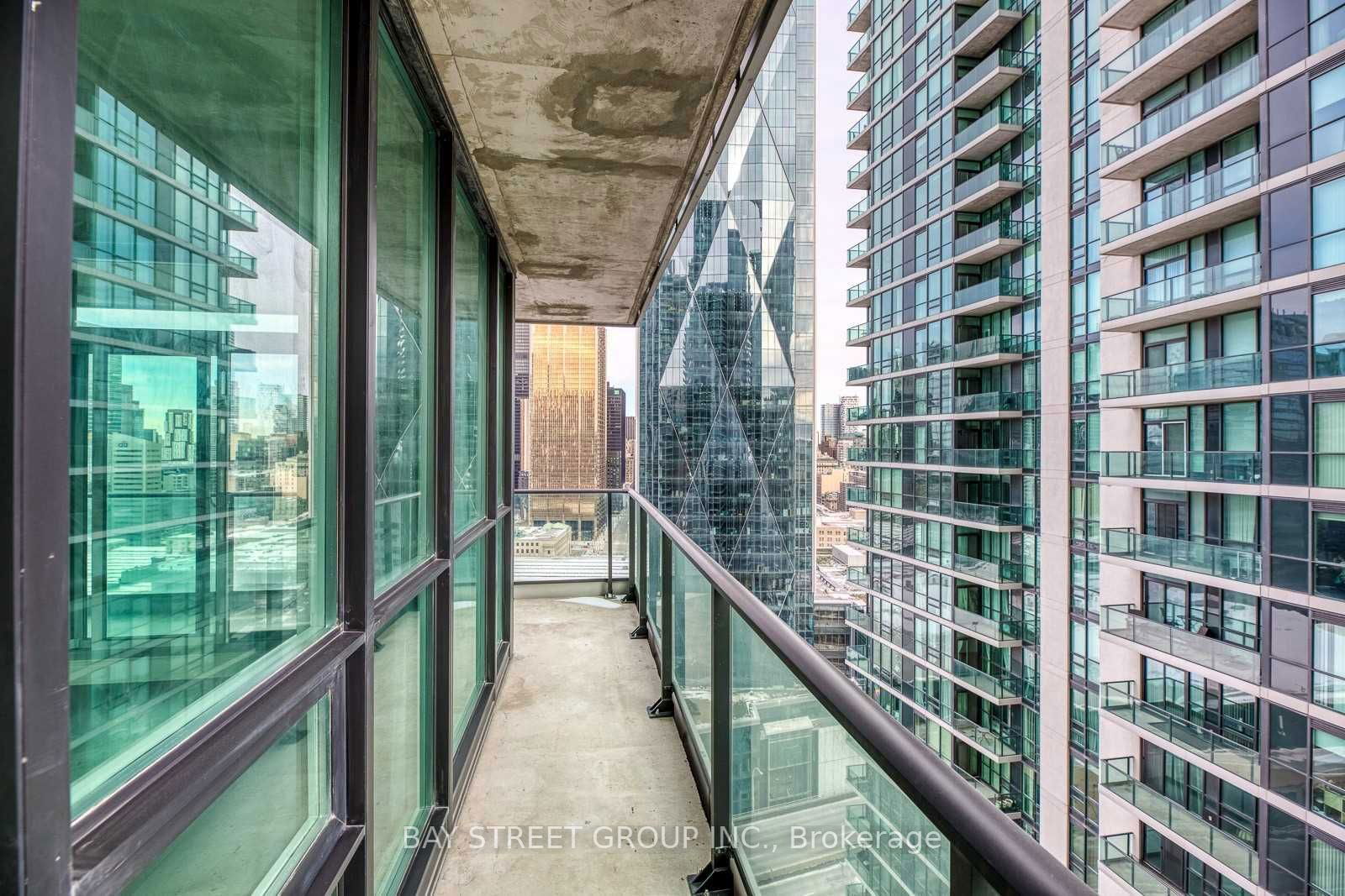 33 Bay St, unit 2704 for rent