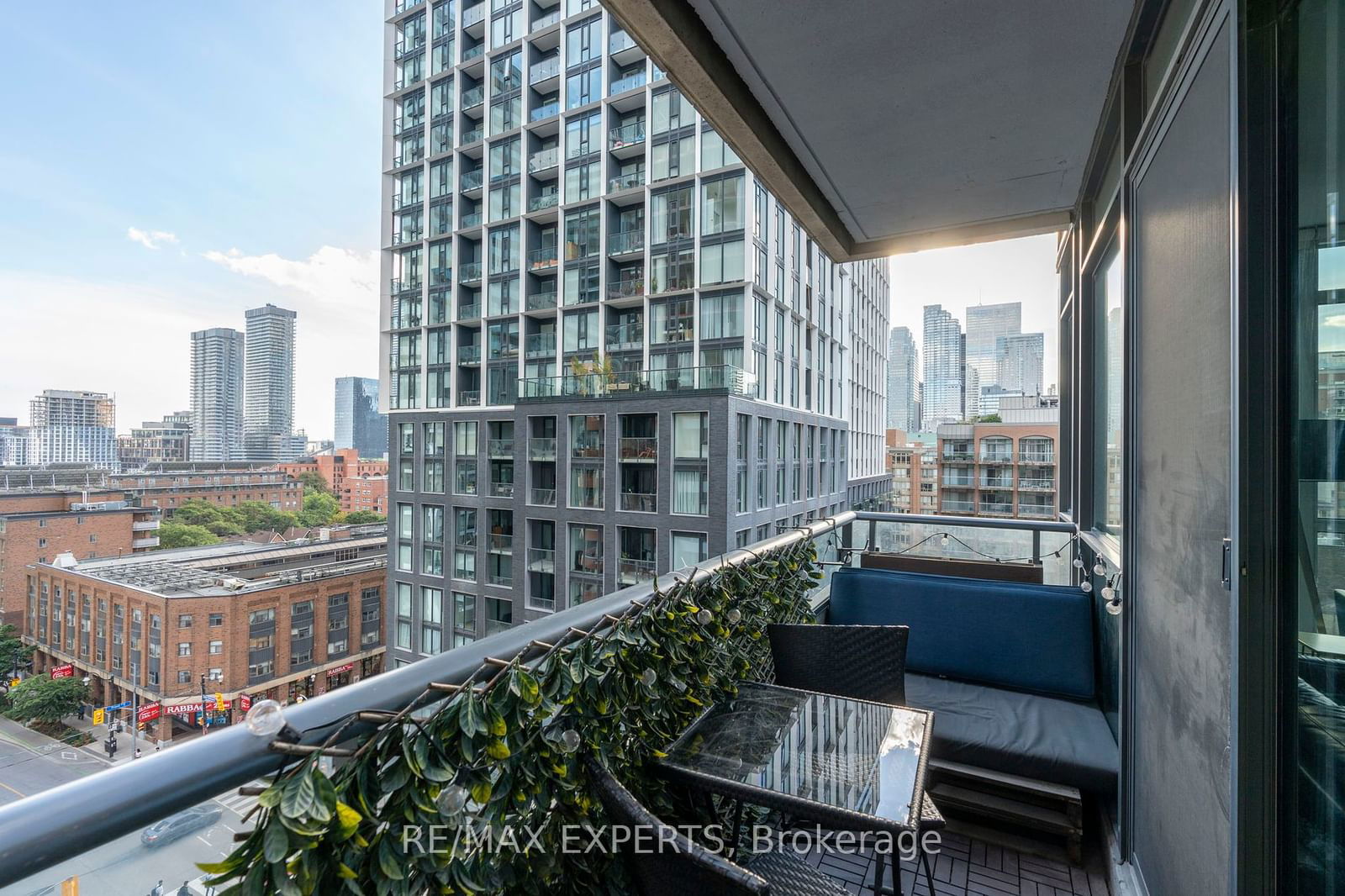 39 Sherbourne St, unit 903 for rent