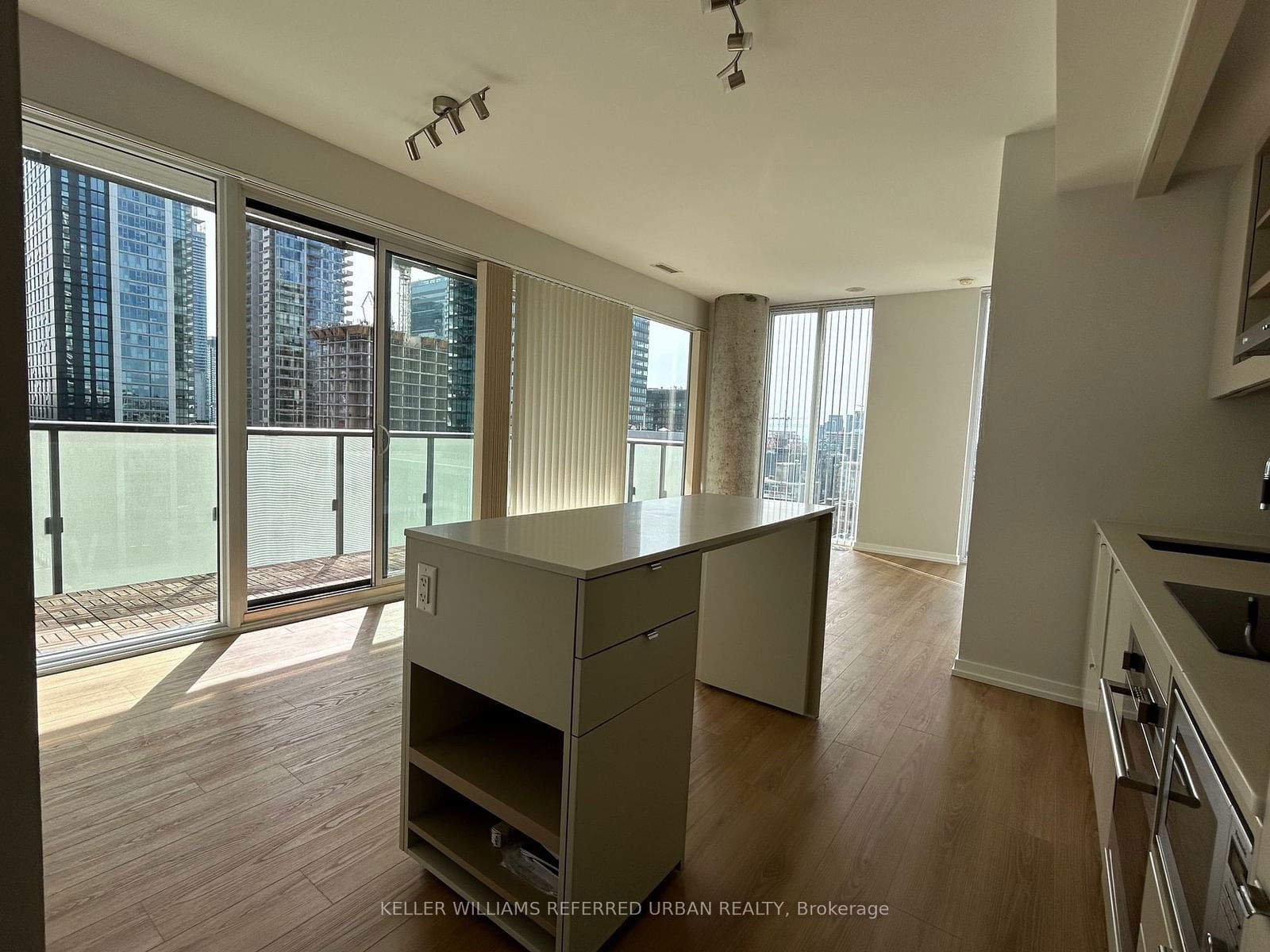 101 Peter St, unit 1609 for rent