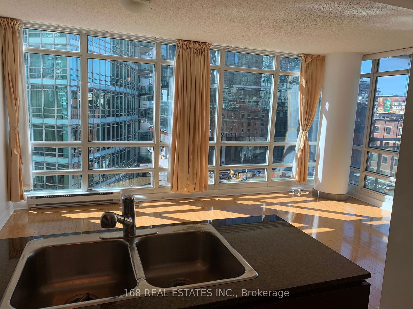 381 Front St W, unit 1002 for rent