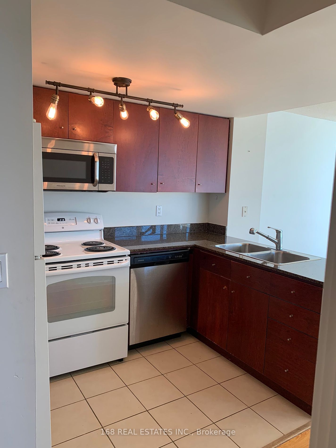 381 Front St W, unit 1002 for rent