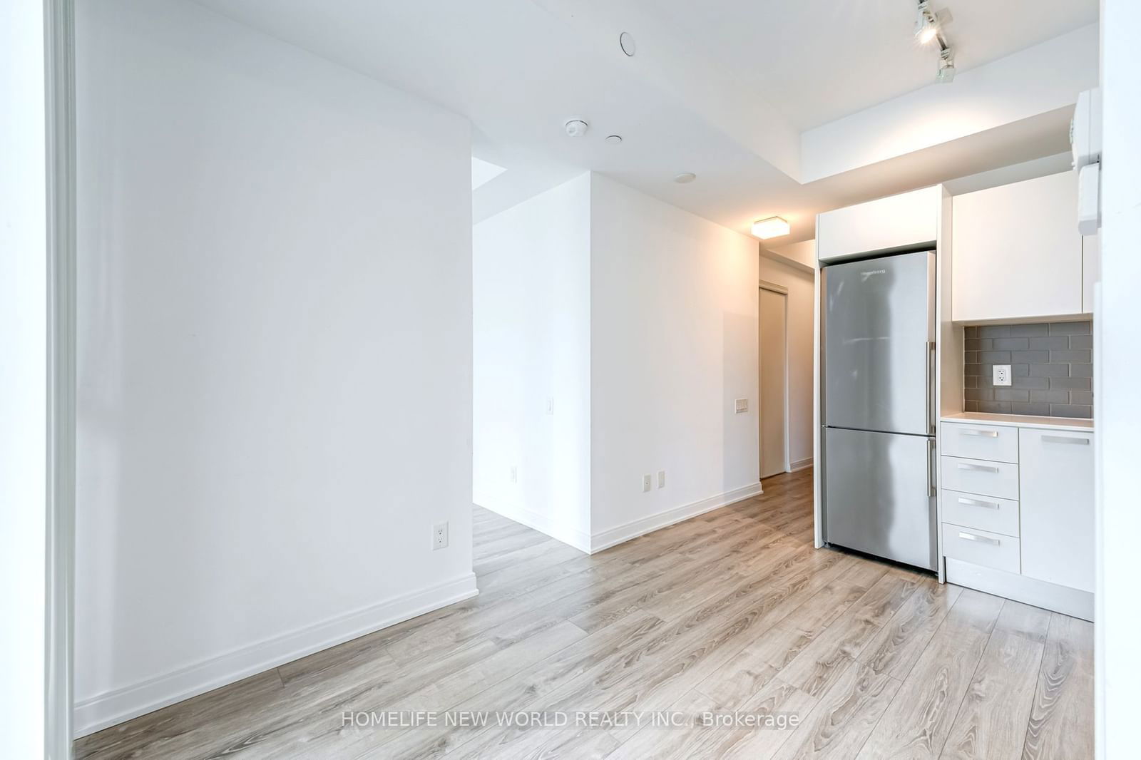 42 Charles St E, unit 703 for rent