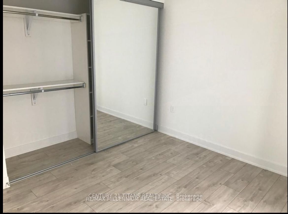 27 Bathurst St E, unit 421W for rent