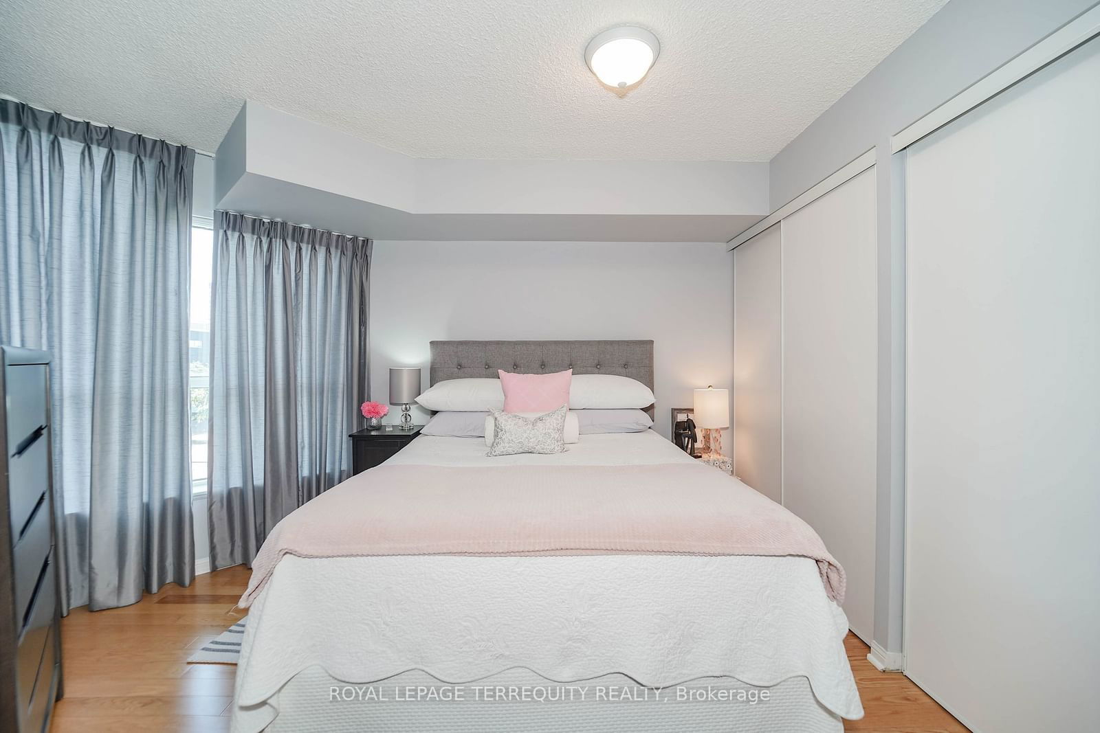 230 Queens Quay W, unit 221 for rent