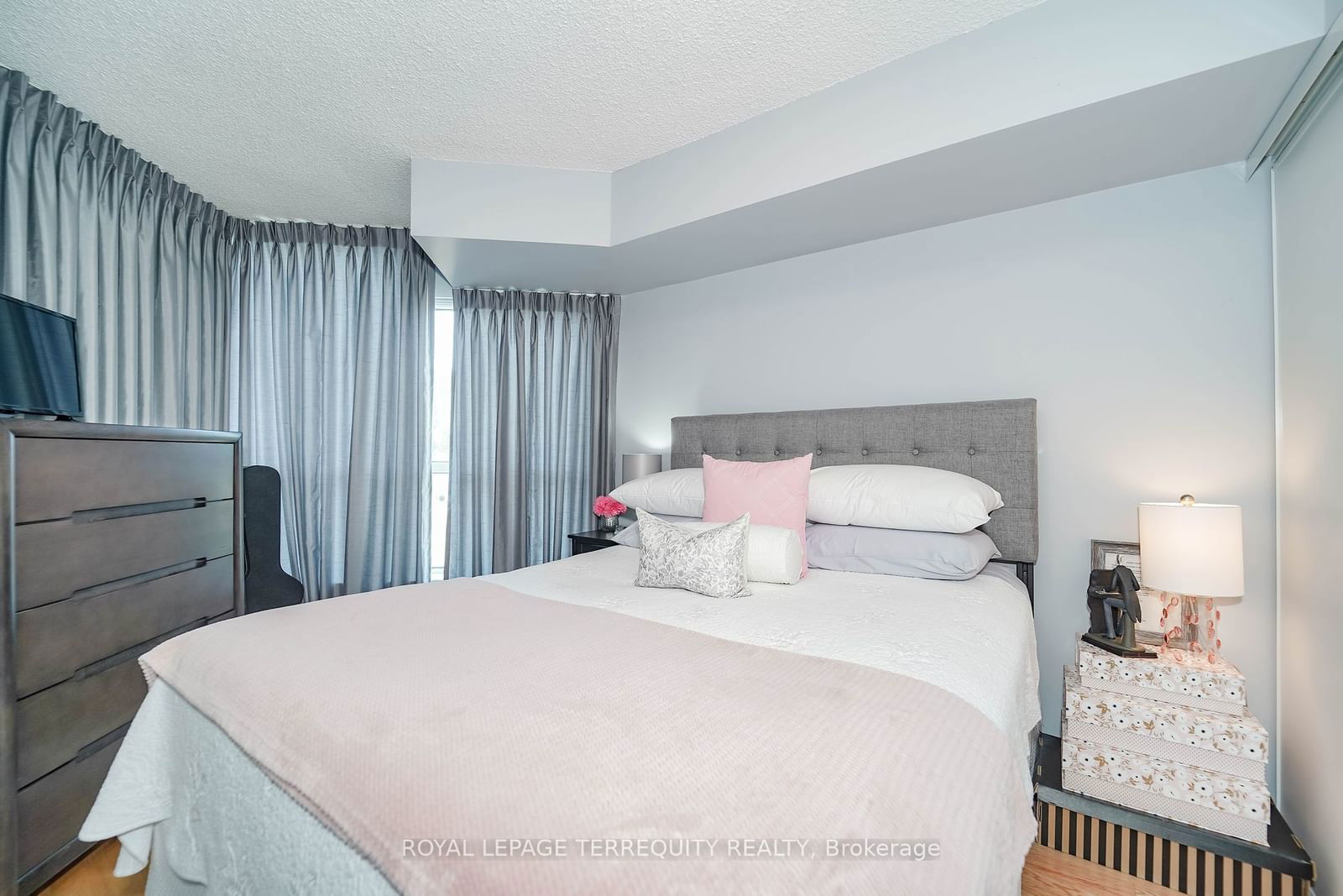 230 Queens Quay W, unit 221 for rent