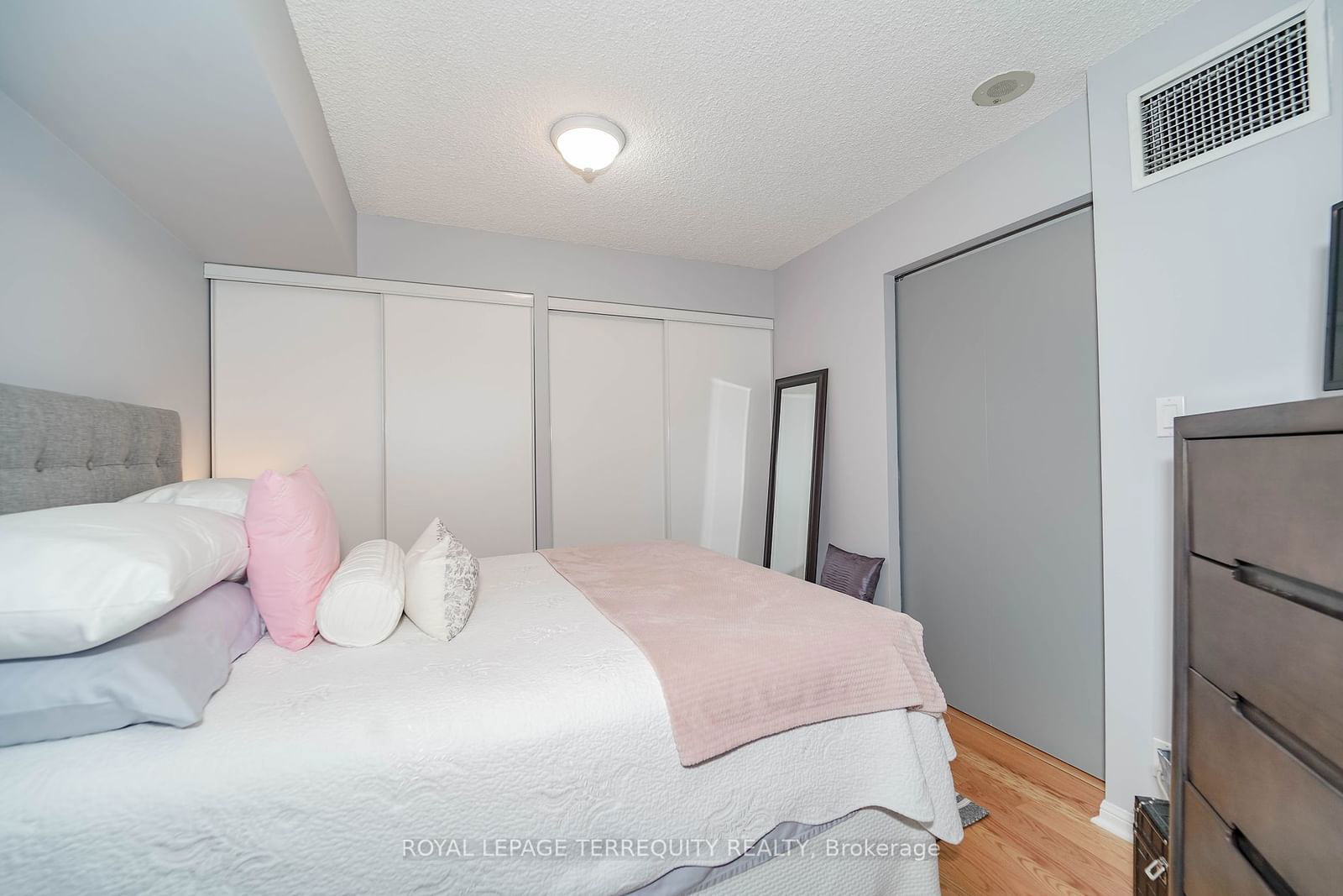 230 Queens Quay W, unit 221 for rent