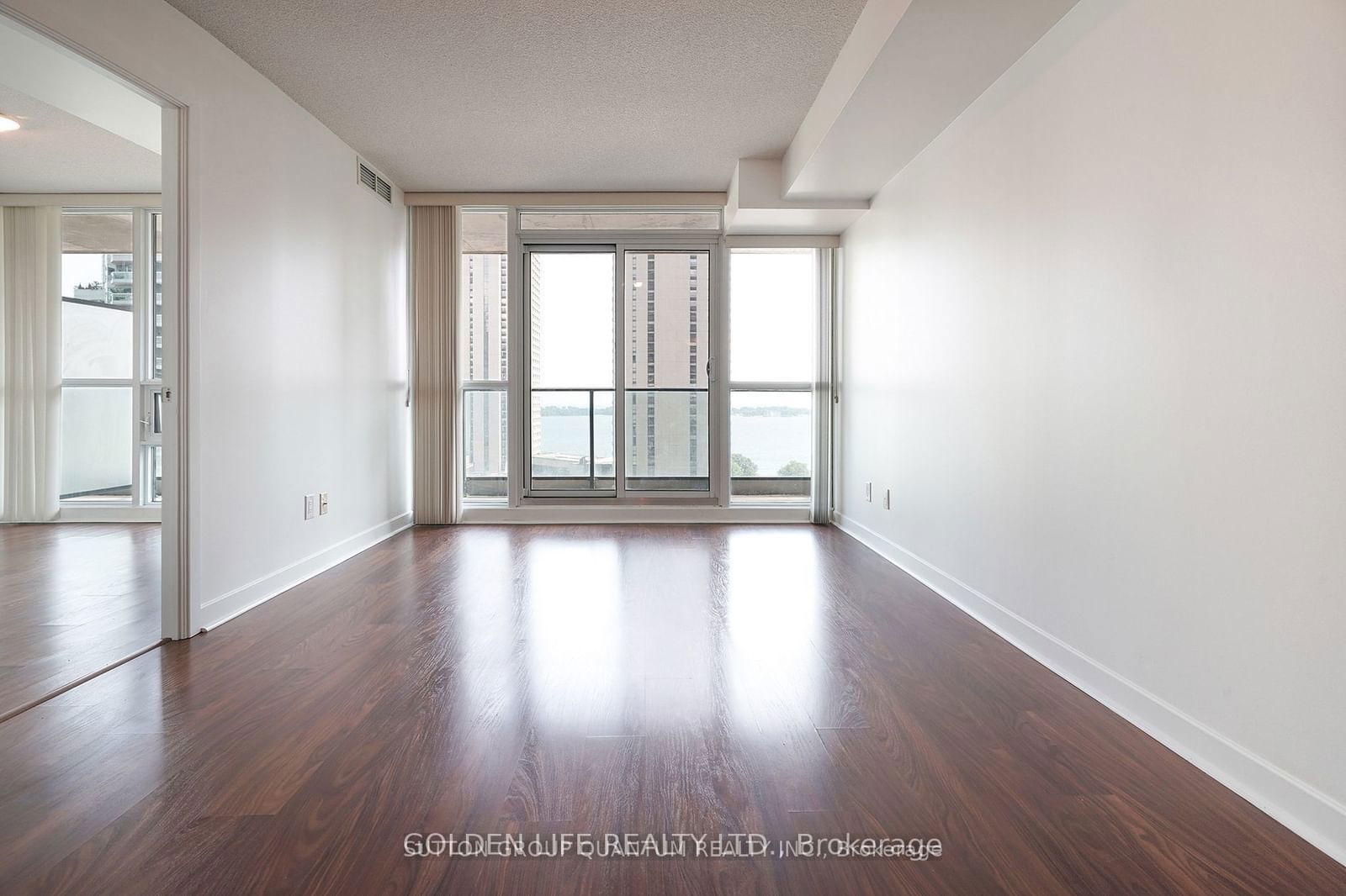 33 Bay St, unit 1109 for rent