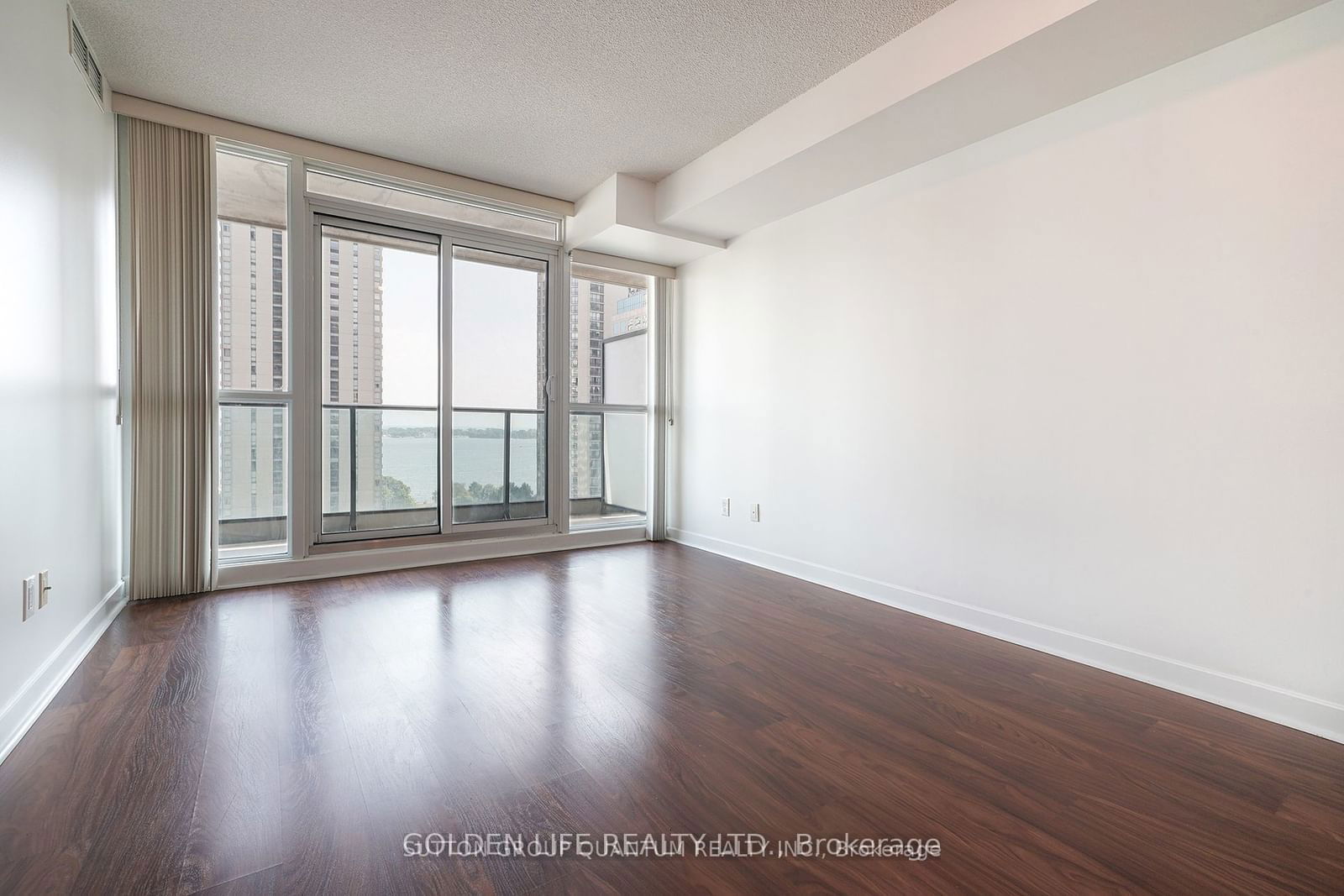 33 Bay St, unit 1109 for rent