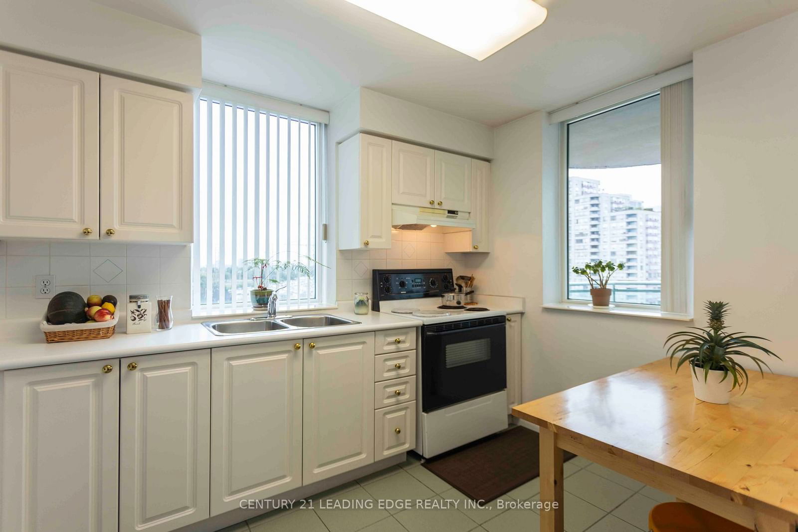 28 Pemberton Ave, unit 901 for sale