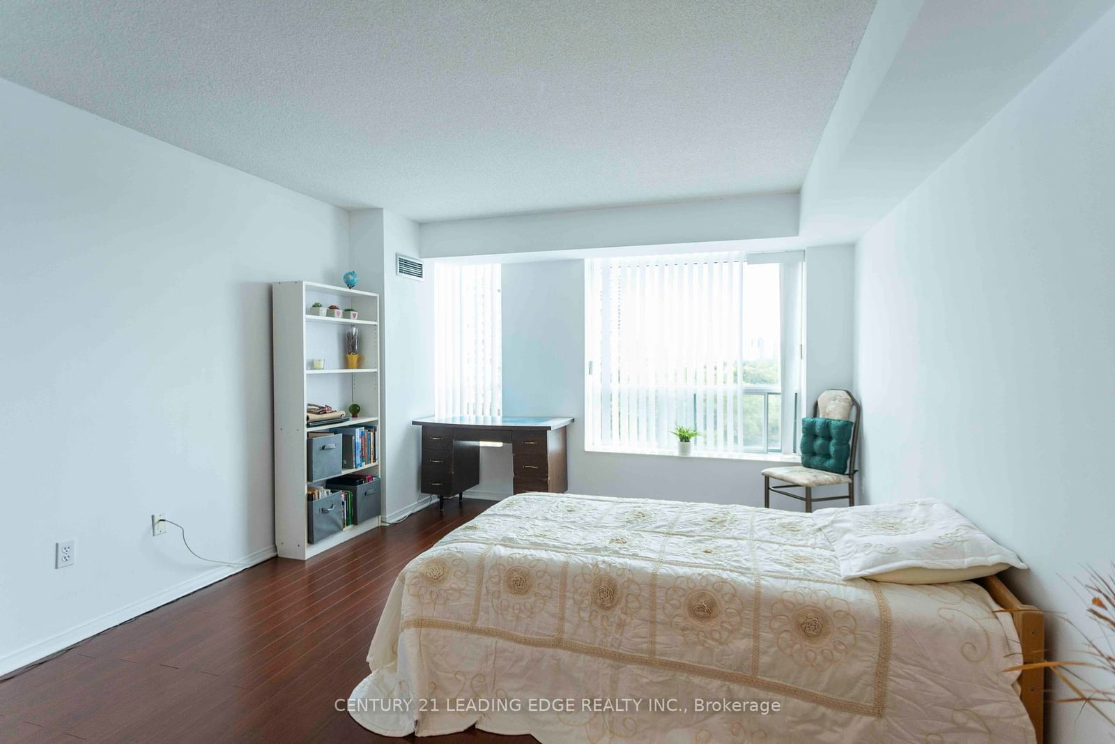 28 Pemberton Ave, unit 901 for sale