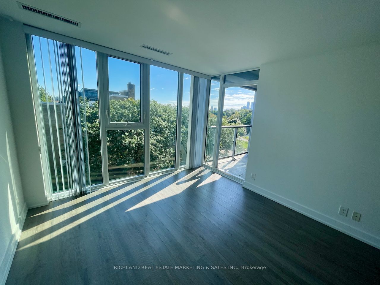 6 Parkwood Ave, unit 405 for rent