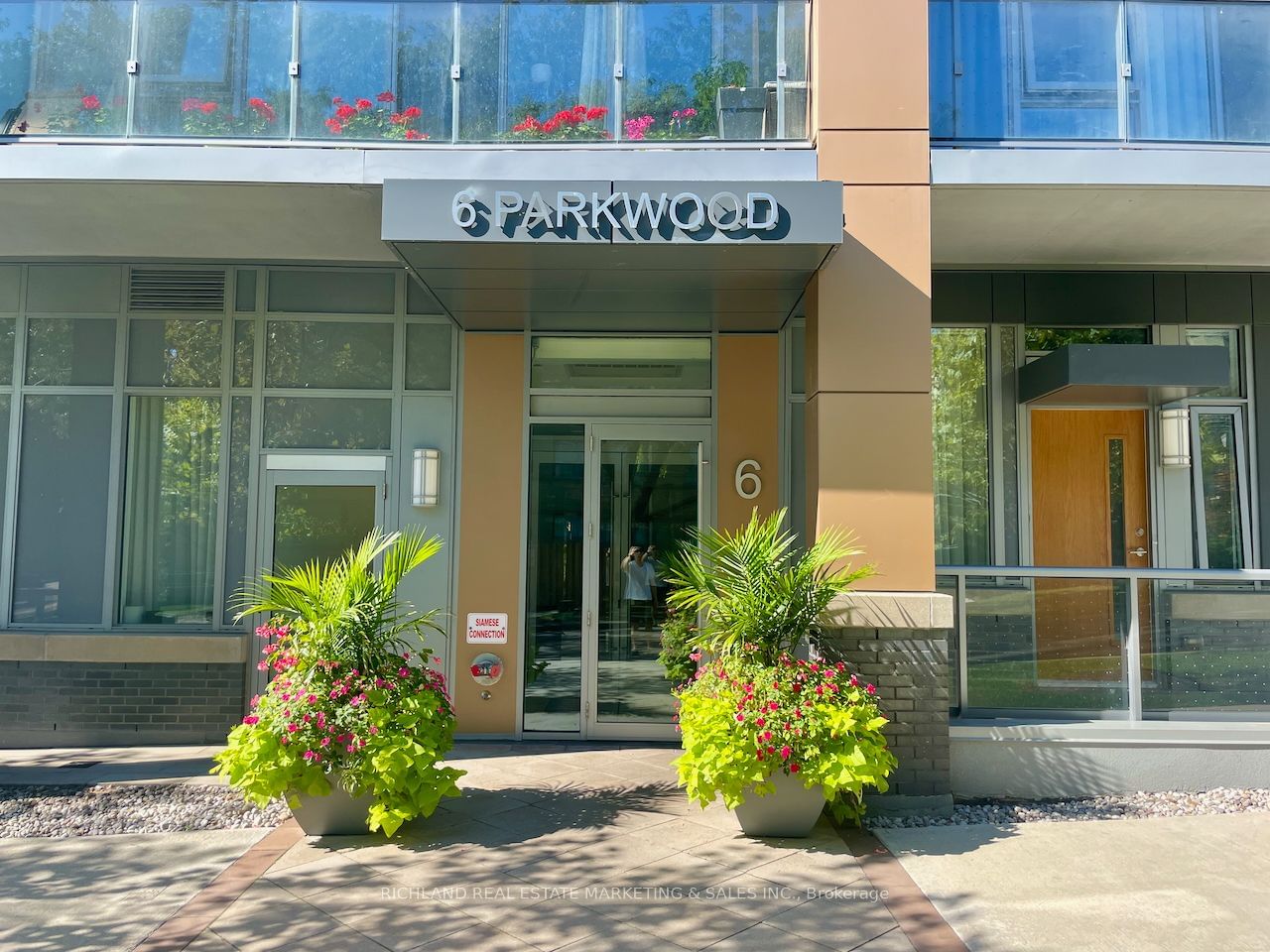 6 Parkwood Ave, unit 405 for rent